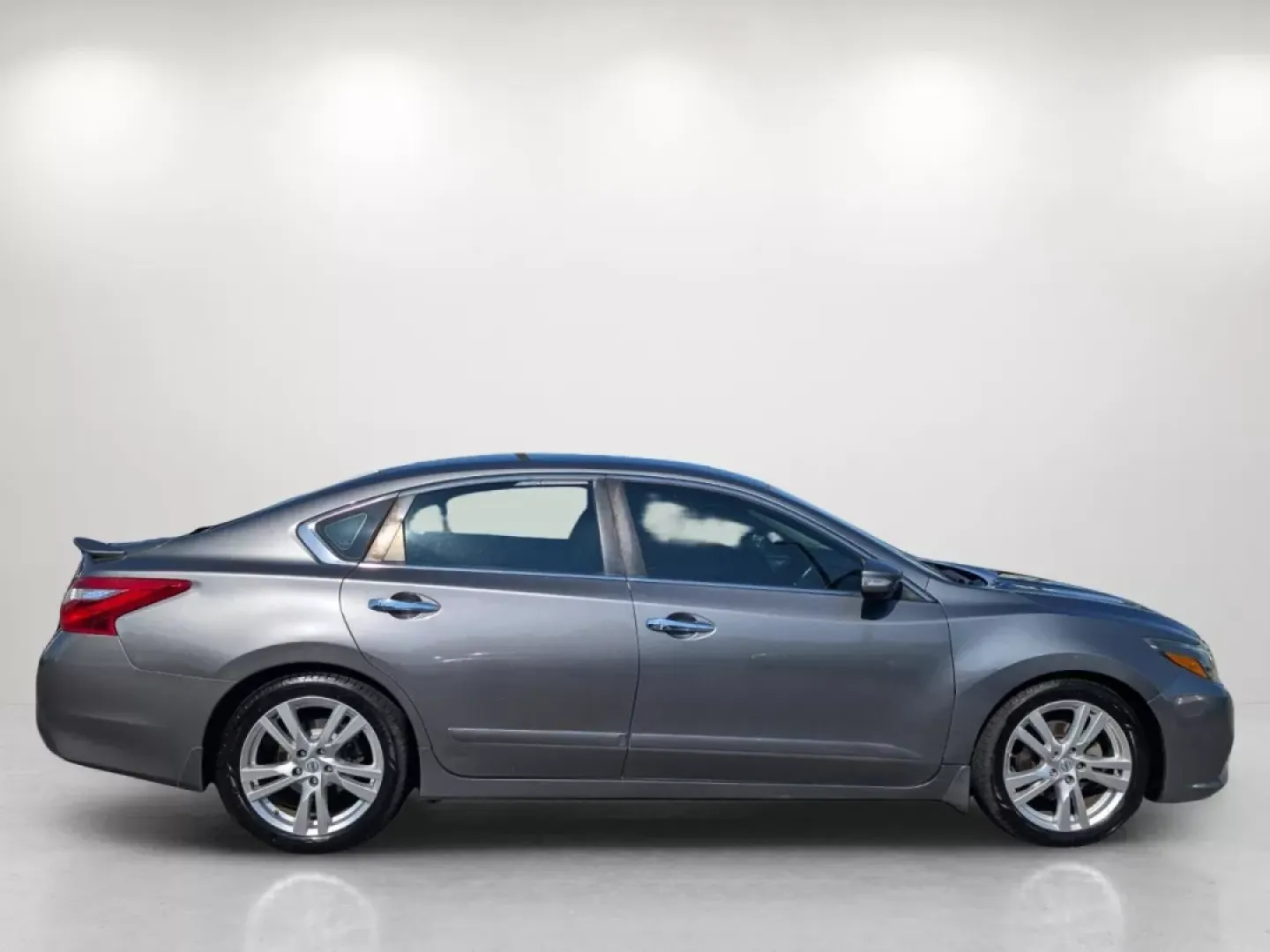 2016 Nissan Altima 3.5 SL (1N4BL3AP1GC) with an Other engine, located at 7000 Northlake Connector, Columbus, GA, 31904, (706) 987-8085, 32.524975, -84.978134 - **Experience Everyday Excellence with the 2016 Nissan Altima Your Ideal Sedan for Phenix City, AL!**<br /> <br /> Are you in the market for a dependable sedan that effortlessly blends comfort, style, and efficiency? Look no further than this stunning 2016 Nissan Altima, available now at Gils Auto, - Photo#3