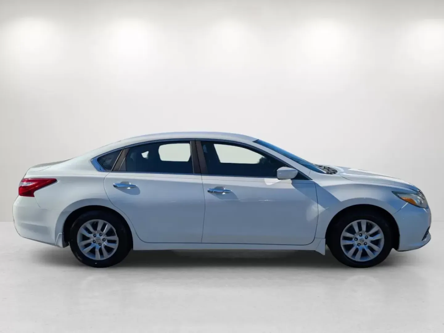 2016 /Charcoal Nissan Altima 2.5 S (1N4AL3AP0GN) with an Other engine, located at 3959 U.S. 80 W, Phenix City, AL, 36870, (334) 297-4885, 32.469296, -85.135185 - Are you ready to upgrade your daily commute or take the family on unforgettable road trips? Look no further than this stunning 2016 Nissan Altima 2.5 S, now available at Gils Auto in Phenix City, AL! This sleek sedan is perfect for budget-conscious buyers seeking both style and reliability. With a s - Photo#4