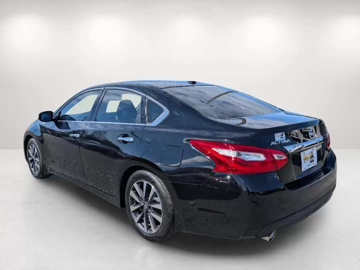 2016 /Charcoal Nissan Altima 2.5 SL (1N4AL3AP3GC) with an Other engine, located at 7000 Northlake Connector, Columbus, GA, 31904, (706) 987-8085, 32.524975, -84.978134 - **Experience Unmatched Comfort and Style with the 2016 Nissan Altima 2.5 SL!** <br /> <br /> Looking for a vehicle that seamlessly fits into your busy lifestyle? Whether you're commuting to work, shuttling the kids around, or taking weekend road trips, the 2016 Nissan Altima 2.5 SL is the perfect ch - Photo#6
