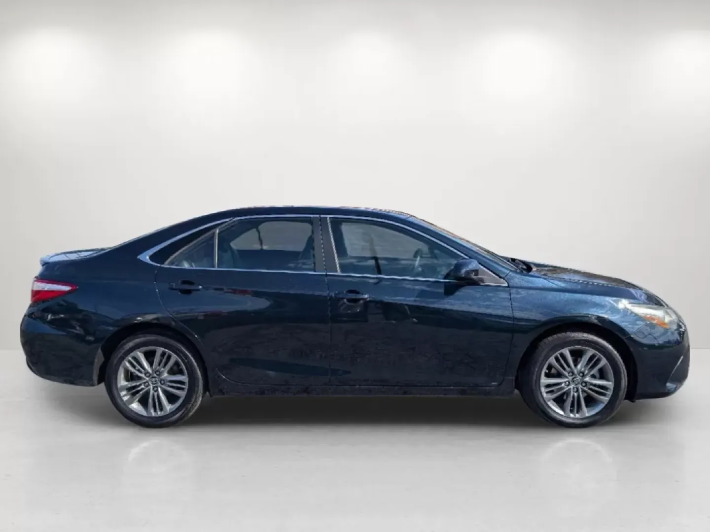 2016 Toyota Camry SE (4T1BF1FK7GU) with an Other engine, located at 804 22nd Ave, Phenix City, AL, 36870, (334) 297-1860, 32.484749, -85.024475 - ### Elevate Your Daily Commute with the 2016 Toyota Camry SE from Gils Auto!<br /> <br /> Are you ready to transform your daily commute or weekend outings? The 2016 Toyota Camry SE is the perfect blend of comfort, efficiency, and style, making it an ideal choice for budget-conscious buyers and growi - Photo#3