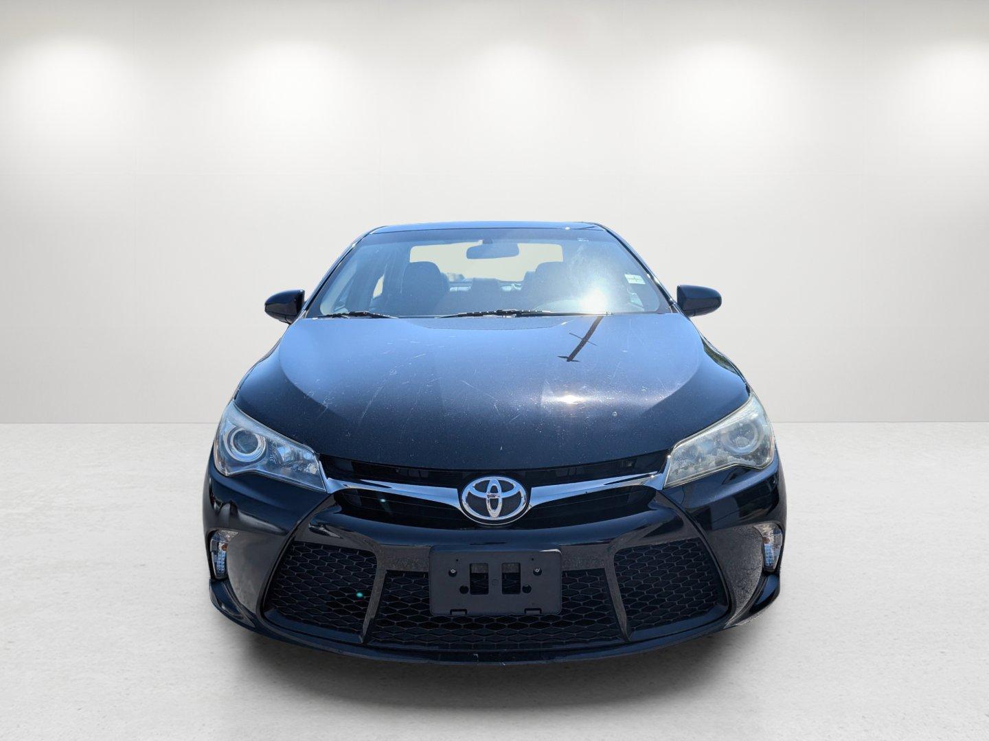 2016 Toyota Camry SE (4T1BF1FK9GU) with an Regular Unleaded I-4 2.5 L/152 engine, 6-Speed Automatic w/OD transmission, located at 7000 Northlake Connector, Columbus, GA, 31904, (706) 987-8085, 32.524975, -84.978134 - 2016 Toyota Camry SE - Photo#1