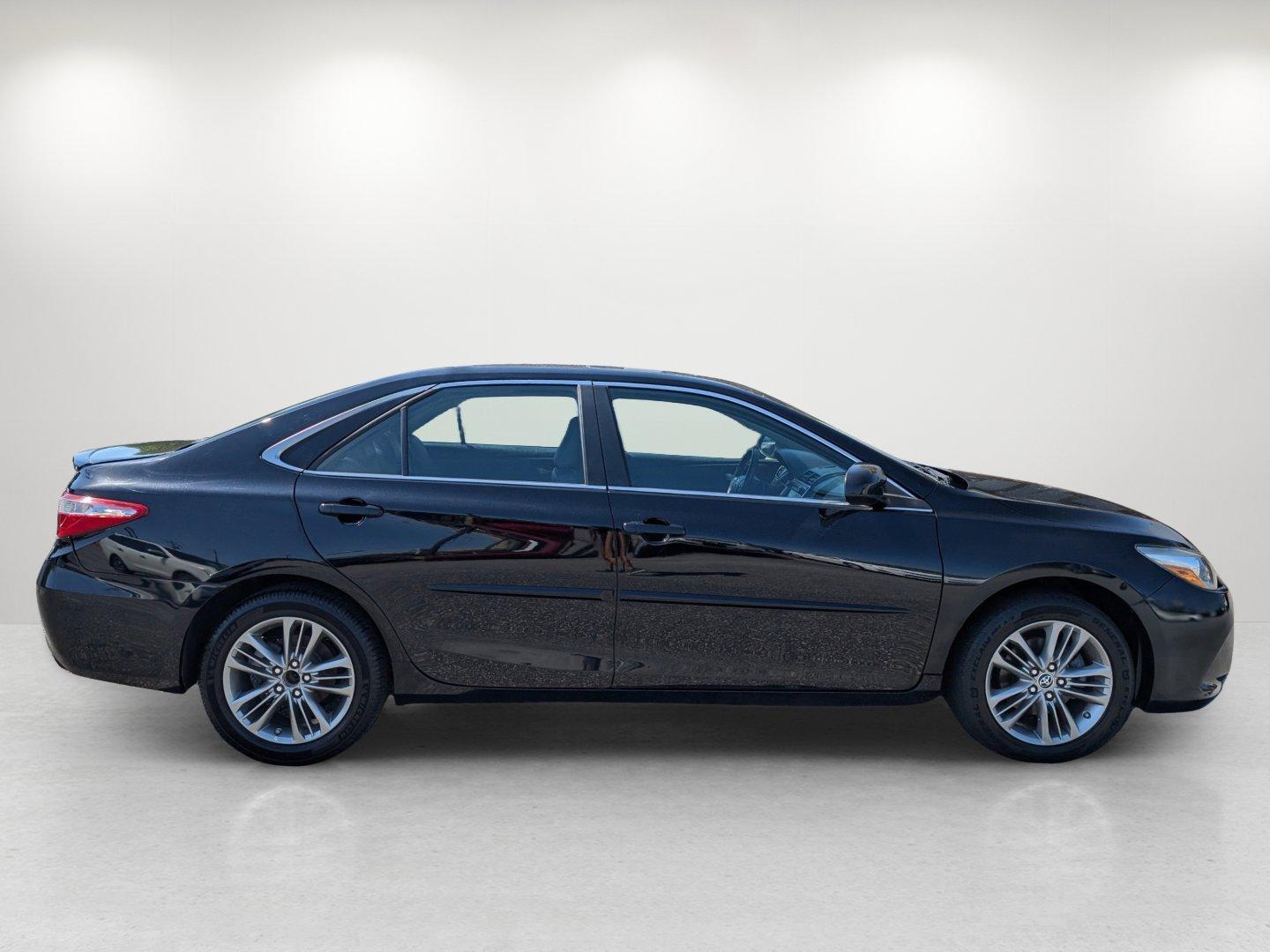 2016 Toyota Camry SE (4T1BF1FK9GU) with an Regular Unleaded I-4 2.5 L/152 engine, 6-Speed Automatic w/OD transmission, located at 7000 Northlake Connector, Columbus, GA, 31904, (706) 987-8085, 32.524975, -84.978134 - 2016 Toyota Camry SE - Photo#3