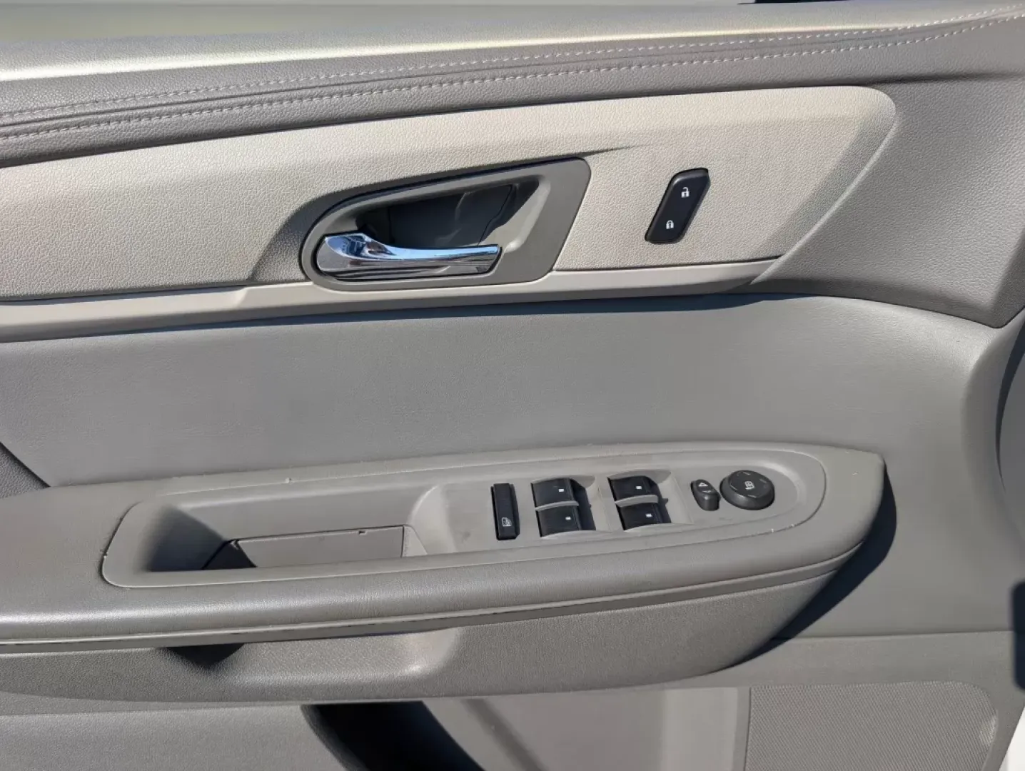 2017 /Dark Titanium/Light Titanium Chevrolet Traverse LS (1GNKRFKD3HJ) with an Other engine, located at 3959 U.S. 80 W, Phenix City, AL, 36870, (334) 297-4885, 32.469296, -85.135185 - Discover the ultimate family adventure vehicle at Gils Auto in Phenix City, AL! This 2017 Chevrolet Traverse LS is designed for those who value space, comfort, and reliability, making it an ideal choice for growing families or anyone who enjoys weekend getaways. With its roomy interior and robust fe - Photo#9