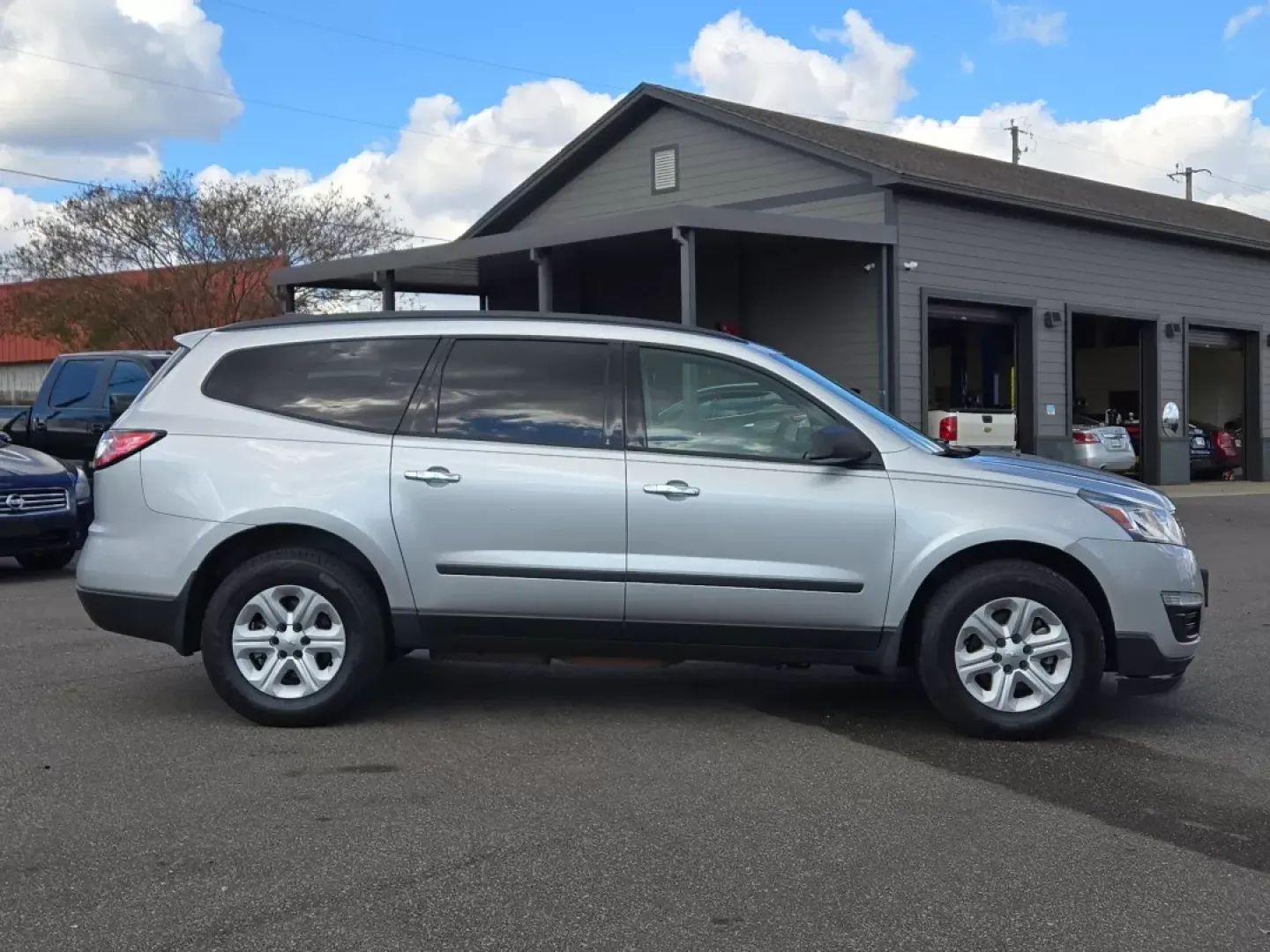 2017 /Dark Titanium/Light Titanium Chevrolet Traverse LS (1GNKRFED6HJ) with an Other engine, located at 521 Old Farm Lane Rd, Prattville, AL, 36066, (334) 325-1505, 32.482460, -86.416367 - 2017 Chevrolet Traverse LS - Photo#4