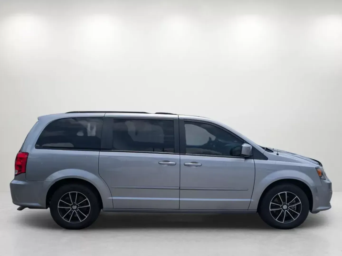 2017 /Black Dodge Grand Caravan GT (2C4RDGEG0HR) with an Regular Unleaded V-6 3.6 L/220 engine, 6-Speed Multi-Speed Automatic w/OD transmission, located at 3959 U.S. 80 W, Phenix City, AL, 36870, (334) 297-4885, 32.469296, -85.135185 - ### Experience Family Adventures in the 2017 Dodge Grand Caravan GT at Gils Auto - Phenix City<br /> <br /> Looking for the perfect vehicle to accommodate your growing family or to make those long commutes more enjoyable? Look no further than the 2017 Dodge Grand Caravan GT, available now at Gils Au - Photo#4