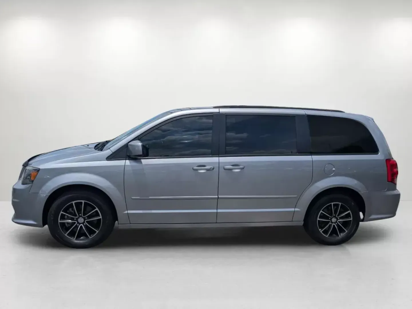 2017 /Black Dodge Grand Caravan GT (2C4RDGEG0HR) with an Regular Unleaded V-6 3.6 L/220 engine, 6-Speed Multi-Speed Automatic w/OD transmission, located at 3959 U.S. 80 W, Phenix City, AL, 36870, (334) 297-4885, 32.469296, -85.135185 - ### Experience Family Adventures in the 2017 Dodge Grand Caravan GT at Gils Auto - Phenix City<br /> <br /> Looking for the perfect vehicle to accommodate your growing family or to make those long commutes more enjoyable? Look no further than the 2017 Dodge Grand Caravan GT, available now at Gils Au - Photo#8