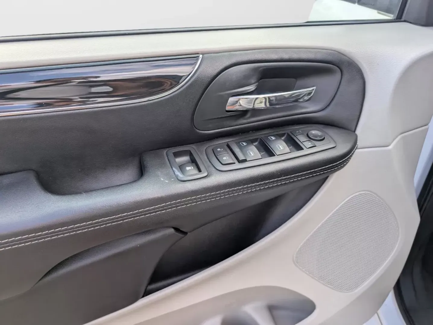 2017 /Black/Light Graystone Dodge Grand Caravan SXT (2C4RDGCG1HR) with an Other engine, located at 1430 Gateway Drive, Opelika, AL, 36801, (334) 239-0944, 32.637871, -85.409790 - ### Experience Family Adventures in the 2017 Dodge Grand Caravan SXT!<br /> <br /> Are you looking for the perfect vehicle that can comfortably accommodate your growing family or serve as your reliable daily driver? Look no further than the 2017 Dodge Grand Caravan SXT, available now at Gils Auto in - Photo#8