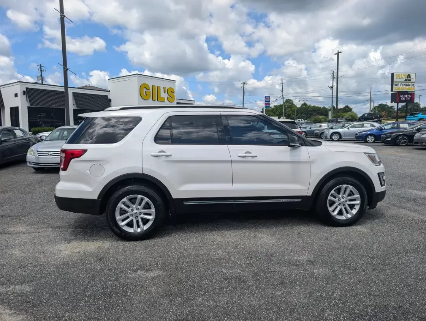 2017 Ford Explorer XLT (1FM5K7D86HG) with an Other engine, located at 3959 U.S. 80 W, Phenix City, AL, 36870, (334) 297-4885, 32.469296, -85.135185 - **Discover Adventure with the 2017 Ford Explorer XLT Your Perfect Family SUV!**<br /> <br /> Are you ready to embark on new family adventures or make those daily commutes more enjoyable? Picture this: a spacious, comfortable SUV that's ready for weekend getaways, school drop-offs, and everything in - Photo#3