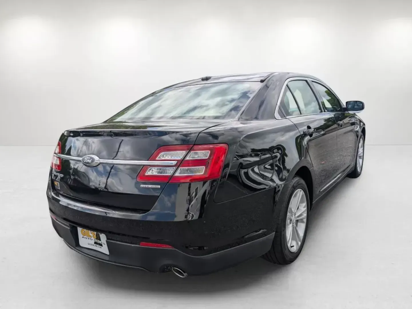 2017 Ford Taurus SE (1FAHP2D84HG) with an Regular Unleaded V-6 3.5 L/213 engine, 6-Speed Automatic w/OD transmission, located at 1430 Gateway Drive, Opelika, AL, 36801, (334) 239-0944, 32.637871, -85.409790 - 2017 Ford Taurus SE - Photo#4