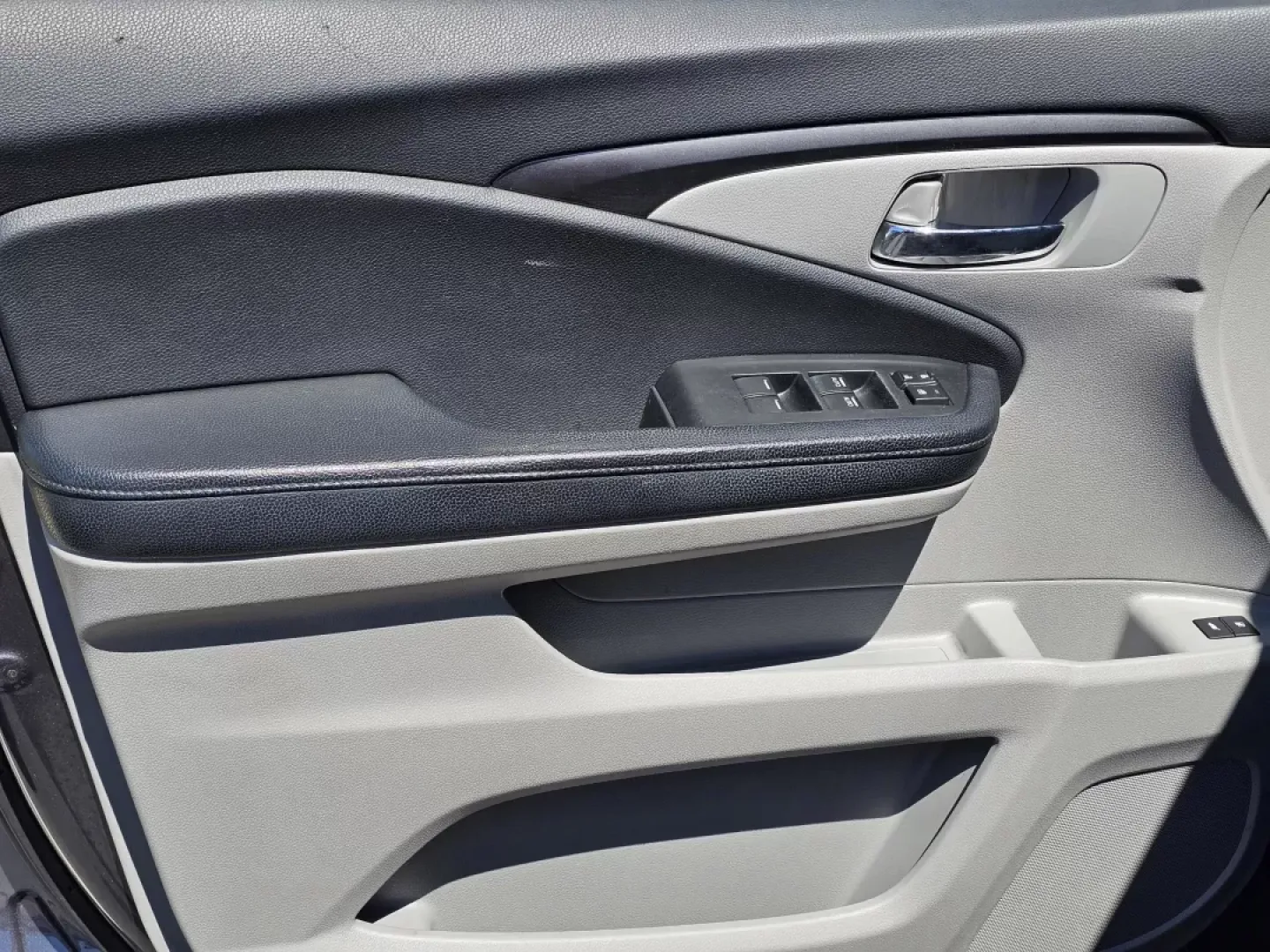 2017 Honda Pilot EX-L (5FNYF5H88HB) with an Other engine, located at 521 Old Farm Lane Rd, Prattville, AL, 36066, (334) 325-1505, 32.482460, -86.416367 - **Discover Your Next Adventure with the 2017 Honda Pilot EX-L at Gils Auto!**<br /> <br /> Are you ready to elevate your family road trips or weekend getaways? The 2017 Honda Pilot EX-L is your ideal companion for creating unforgettable memories, whether you're heading to local attractions in Phenix - Photo#8