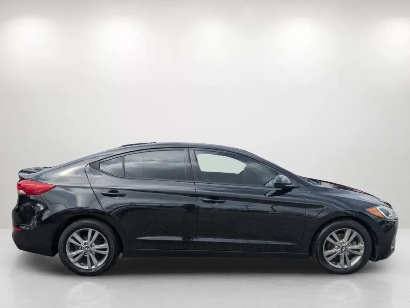 2017 /Gray Hyundai Elantra SE (5NPD84LF9HH) with an Regular Unleaded I-4 2.0 L/122 engine, located at 3959 U.S. 80 W, Phenix City, AL, 36870, (334) 297-4885, 32.469296, -85.135185 - Discover the perfect blend of style, comfort, and affordability with this 2017 Hyundai Elantra SE, now available at Gils Auto in Phenix City, AL! Whether you're tackling daily commutes or planning weekend getaways, this sedan is the ideal companion for anyone seeking reliability and efficiency on th - Photo#4