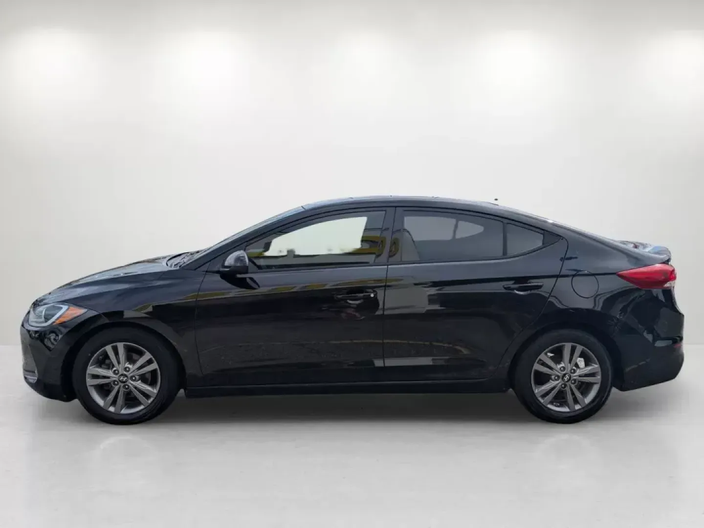 2017 /Gray Hyundai Elantra SE (5NPD84LF9HH) with an Regular Unleaded I-4 2.0 L/122 engine, located at 3959 U.S. 80 W, Phenix City, AL, 36870, (334) 297-4885, 32.469296, -85.135185 - Discover the perfect blend of style, comfort, and affordability with this 2017 Hyundai Elantra SE, now available at Gils Auto in Phenix City, AL! Whether you're tackling daily commutes or planning weekend getaways, this sedan is the ideal companion for anyone seeking reliability and efficiency on th - Photo#8
