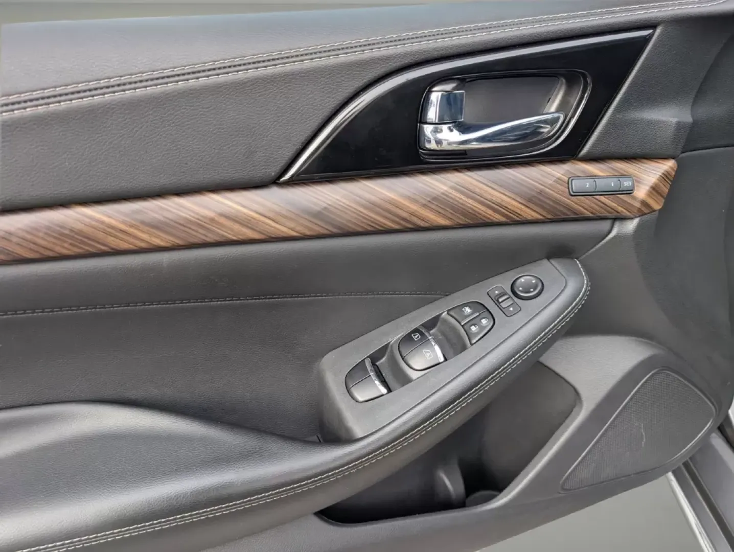 2017 /Charcoal Nissan Maxima Platinum (1N4AA6AP0HC) with an Other engine, located at 521 Old Farm Lane Rd, Prattville, AL, 36066, (334) 325-1505, 32.482460, -86.416367 - Elevate your driving experience with the 2017 Nissan Maxima Platinum, the perfect sedan for those who crave luxury and performance without compromise. Whether you're a commuter looking to upgrade your daily drive or a growing family seeking comfort and safety, this stunning vehicle effortlessly blen - Photo#9