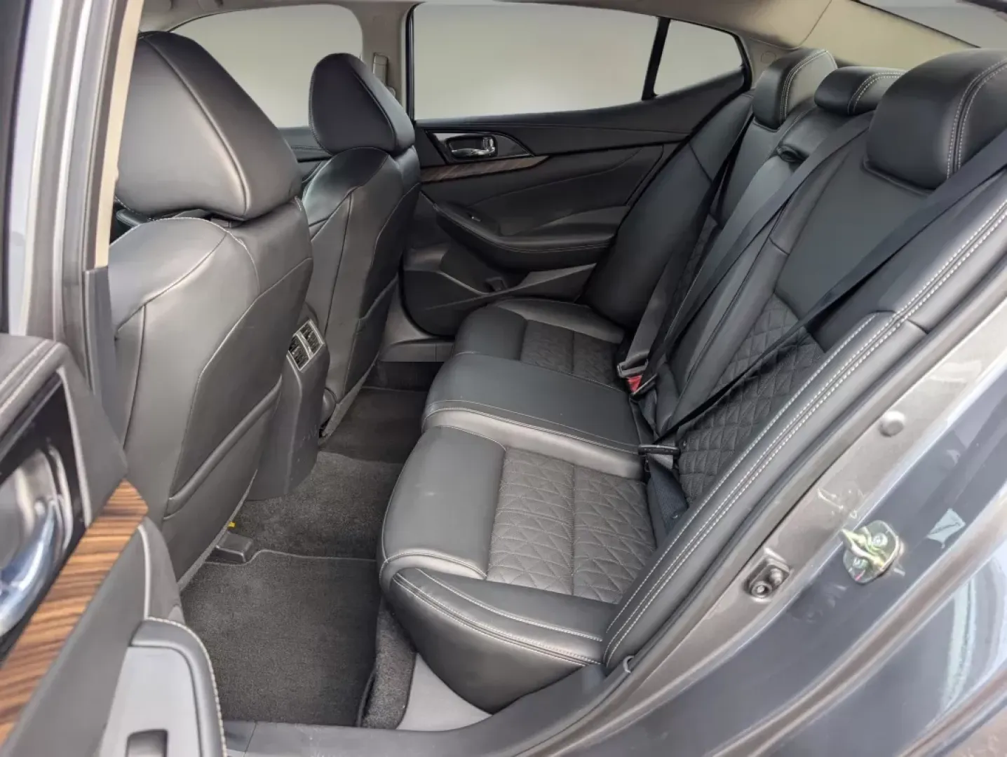 2017 /Charcoal Nissan Maxima Platinum (1N4AA6AP0HC) with an Other engine, located at 521 Old Farm Lane Rd, Prattville, AL, 36066, (334) 325-1505, 32.482460, -86.416367 - Elevate your driving experience with the 2017 Nissan Maxima Platinum, the perfect sedan for those who crave luxury and performance without compromise. Whether you're a commuter looking to upgrade your daily drive or a growing family seeking comfort and safety, this stunning vehicle effortlessly blen - Photo#11