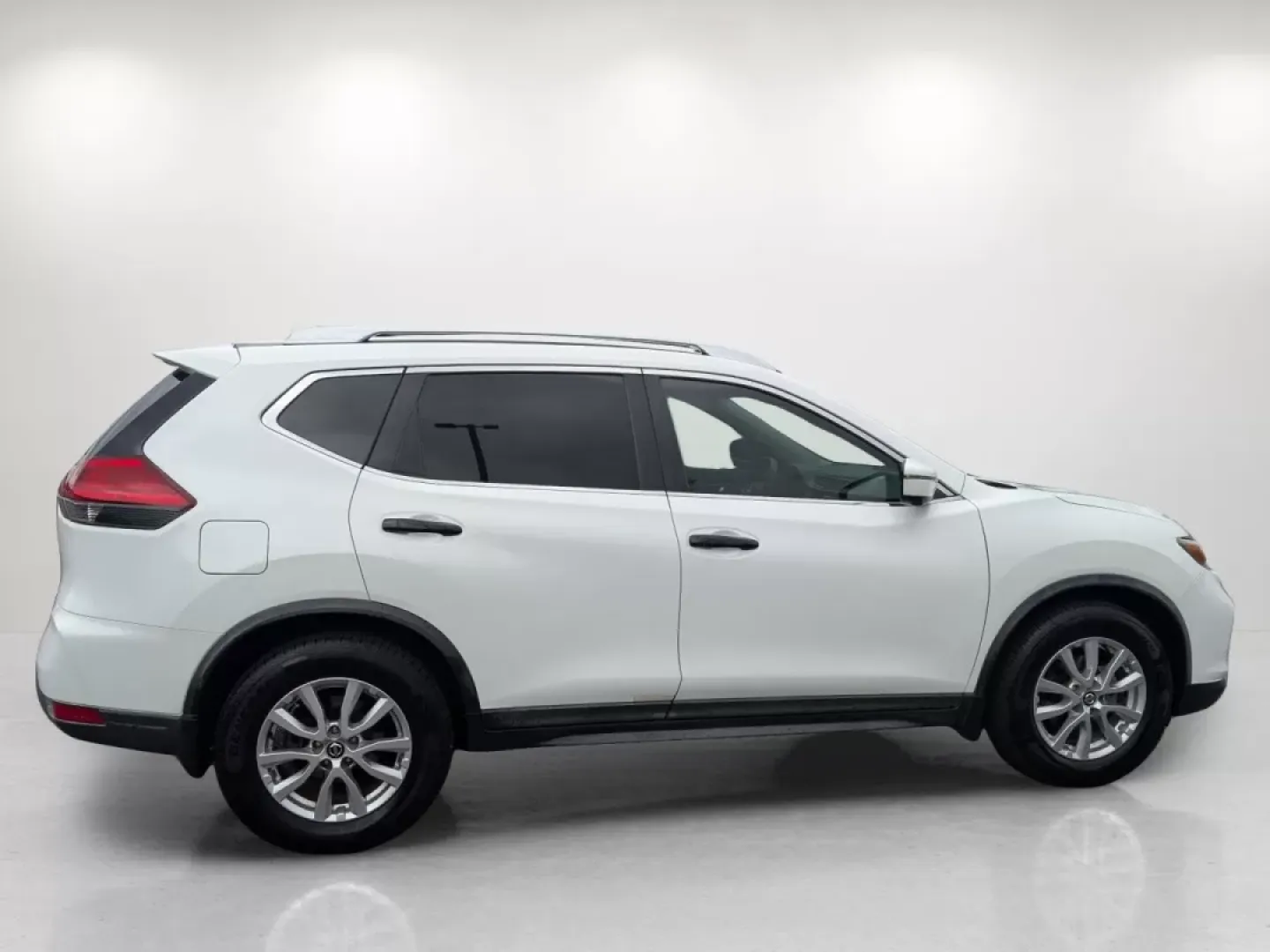 2017 /Charcoal Nissan Rogue SV (KNMAT2MT0HP) with an Other engine, located at 5115 14th Ave., Columbus, GA, 31904, (706) 323-0345, 32.511494, -84.971046 - Discover your next adventure with the 2017 Nissan Rogue SV, now available at Gils Auto in Phenix City, AL! Whether you're commuting to work, taking the kids to school, or embarking on weekend getaways, this SUV seamlessly combines style, comfort, and practicality. This vehicle is perfect for growing - Photo#3