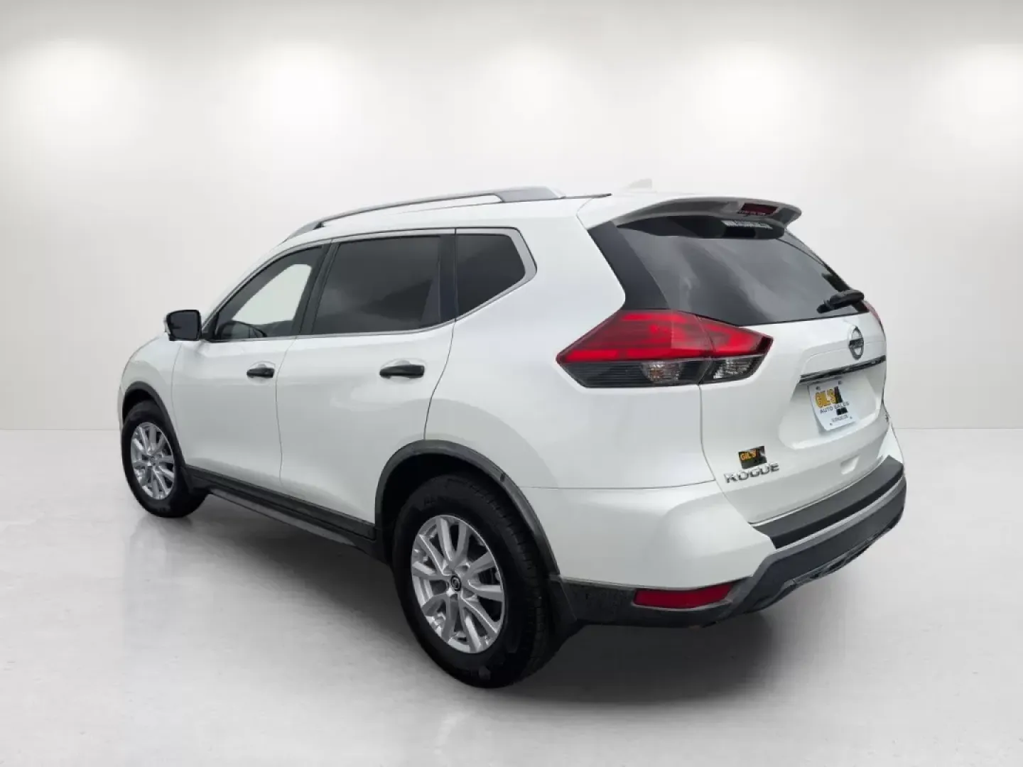 2017 /Charcoal Nissan Rogue SV (KNMAT2MT0HP) with an Other engine, located at 5115 14th Ave., Columbus, GA, 31904, (706) 323-0345, 32.511494, -84.971046 - Discover your next adventure with the 2017 Nissan Rogue SV, now available at Gils Auto in Phenix City, AL! Whether you're commuting to work, taking the kids to school, or embarking on weekend getaways, this SUV seamlessly combines style, comfort, and practicality. This vehicle is perfect for growing - Photo#6