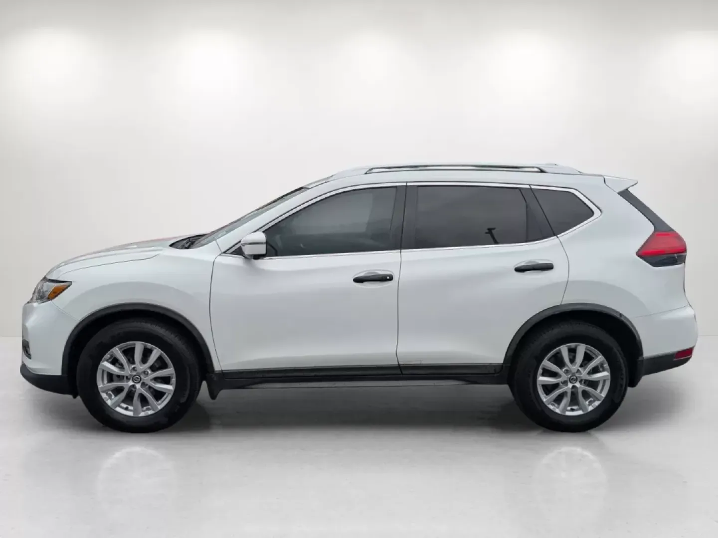 2017 /Charcoal Nissan Rogue SV (KNMAT2MT0HP) with an Other engine, located at 5115 14th Ave., Columbus, GA, 31904, (706) 323-0345, 32.511494, -84.971046 - Discover your next adventure with the 2017 Nissan Rogue SV, now available at Gils Auto in Phenix City, AL! Whether you're commuting to work, taking the kids to school, or embarking on weekend getaways, this SUV seamlessly combines style, comfort, and practicality. This vehicle is perfect for growing - Photo#7