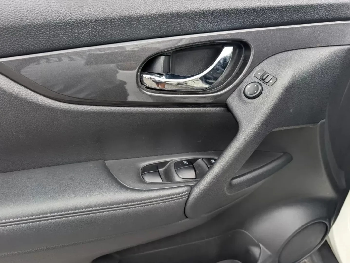 2017 /Charcoal Nissan Rogue SV (KNMAT2MT0HP) with an Other engine, located at 5115 14th Ave., Columbus, GA, 31904, (706) 323-0345, 32.511494, -84.971046 - Discover your next adventure with the 2017 Nissan Rogue SV, now available at Gils Auto in Phenix City, AL! Whether you're commuting to work, taking the kids to school, or embarking on weekend getaways, this SUV seamlessly combines style, comfort, and practicality. This vehicle is perfect for growing - Photo#8