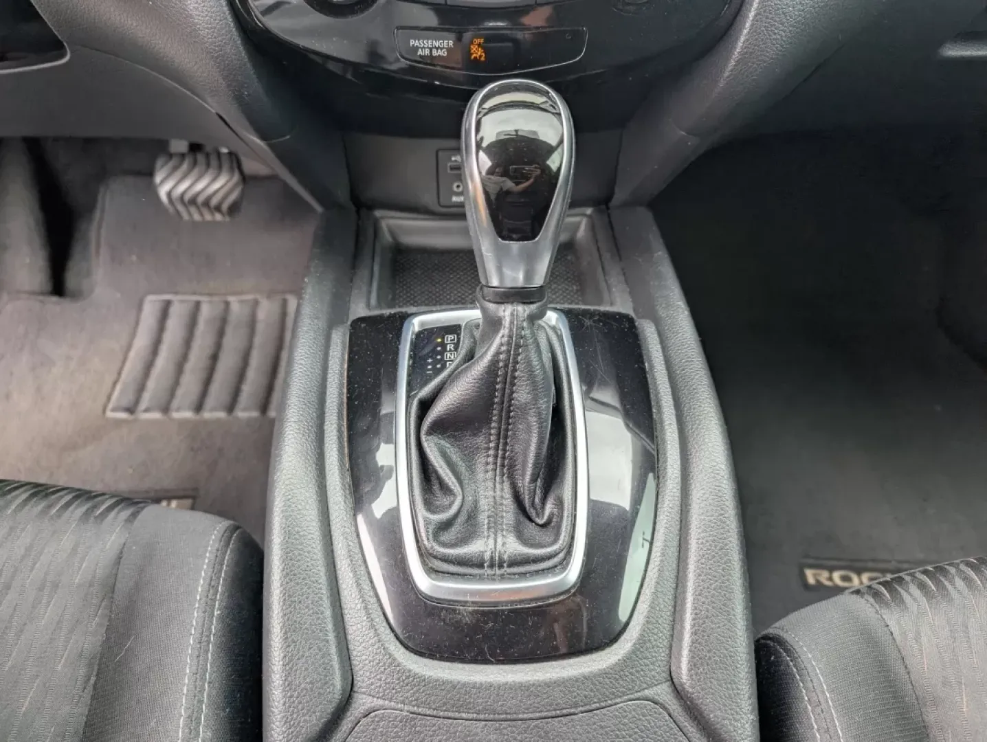 2017 /Charcoal Nissan Rogue SV (KNMAT2MT0HP) with an Other engine, located at 5115 14th Ave., Columbus, GA, 31904, (706) 323-0345, 32.511494, -84.971046 - Discover your next adventure with the 2017 Nissan Rogue SV, now available at Gils Auto in Phenix City, AL! Whether you're commuting to work, taking the kids to school, or embarking on weekend getaways, this SUV seamlessly combines style, comfort, and practicality. This vehicle is perfect for growing - Photo#13