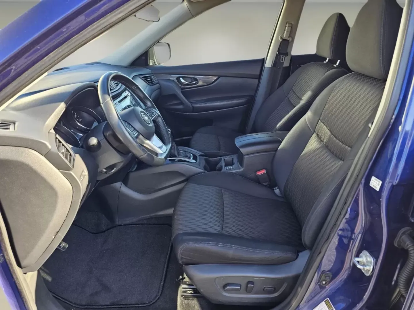 2017 /Charcoal Nissan Rogue SV (5N1AT2MT0HC) with an Other engine, located at 1430 Gateway Drive, Opelika, AL, 36801, (334) 239-0944, 32.637871, -85.409790 - ### 2017 Nissan Rogue SV: The Perfect SUV for Family Adventures!<br /> <br /> Are you looking for a reliable SUV that seamlessly blends style, comfort, and versatility? The 2017 Nissan Rogue SV is your ideal companion for family adventures or long commutes around Phenix City, AL. Whether you're navi - Photo#9