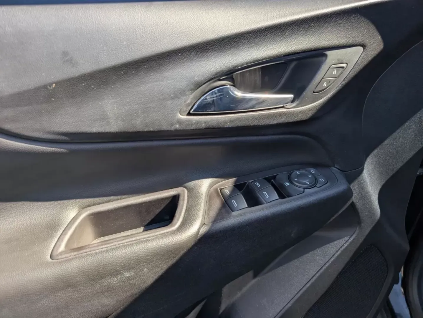 2018 /Jet Black Chevrolet Equinox LT (2GNAXJEVXJ6) with an Other engine, located at 1430 Gateway Drive, Opelika, AL, 36801, (334) 239-0944, 32.637871, -85.409790 - **Discover Your Next Adventure with the 2018 Chevrolet Equinox LT at Gils Auto in Phenix City, AL!**<br /> <br /> Are you looking for a versatile SUV that fits seamlessly into your lifestyle? The 2018 Chevrolet Equinox LT is the perfect blend of style, functionality, and reliability. Whether you're - Photo#7