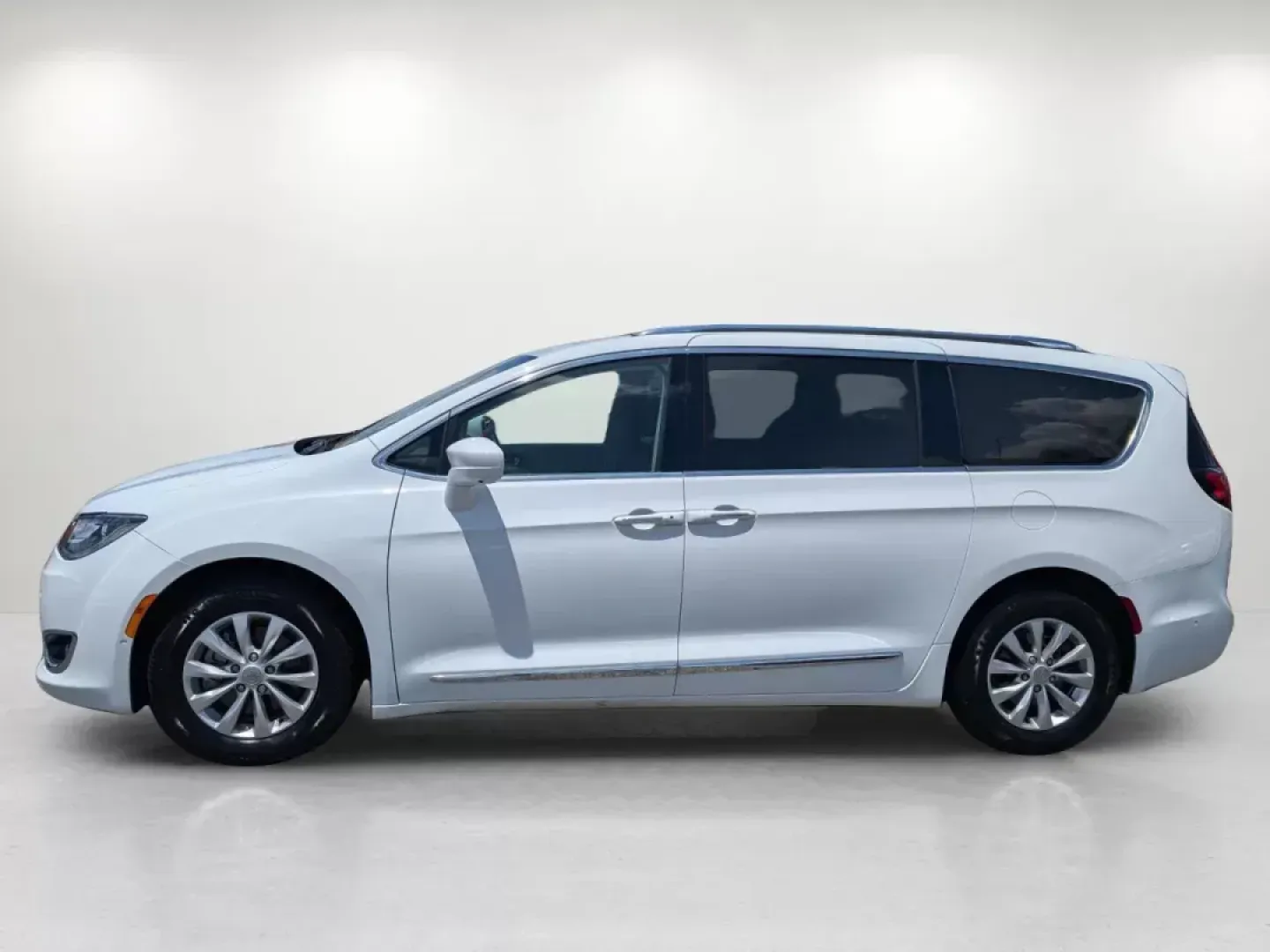2018 /Black/Alloy Chrysler Pacifica Touring L (2C4RC1BG6JR) with an Regular Unleaded V-6 3.6 L/220 engine, 9-Speed Automatic w/OD transmission, located at 1430 Gateway Drive, Opelika, AL, 36801, (334) 239-0944, 32.637871, -85.409790 - **Experience the Ultimate Family Adventure in a 2018 Chrysler Pacifica!**<br /> <br /> Discover the ideal vehicle for family road trips and everyday adventures at Gils Auto - Opelika! Located conveniently in Opelika, AL, at 1430 Gateway Drive, our Buy Here Pay Here dealership offers guaranteed appro - Photo#7
