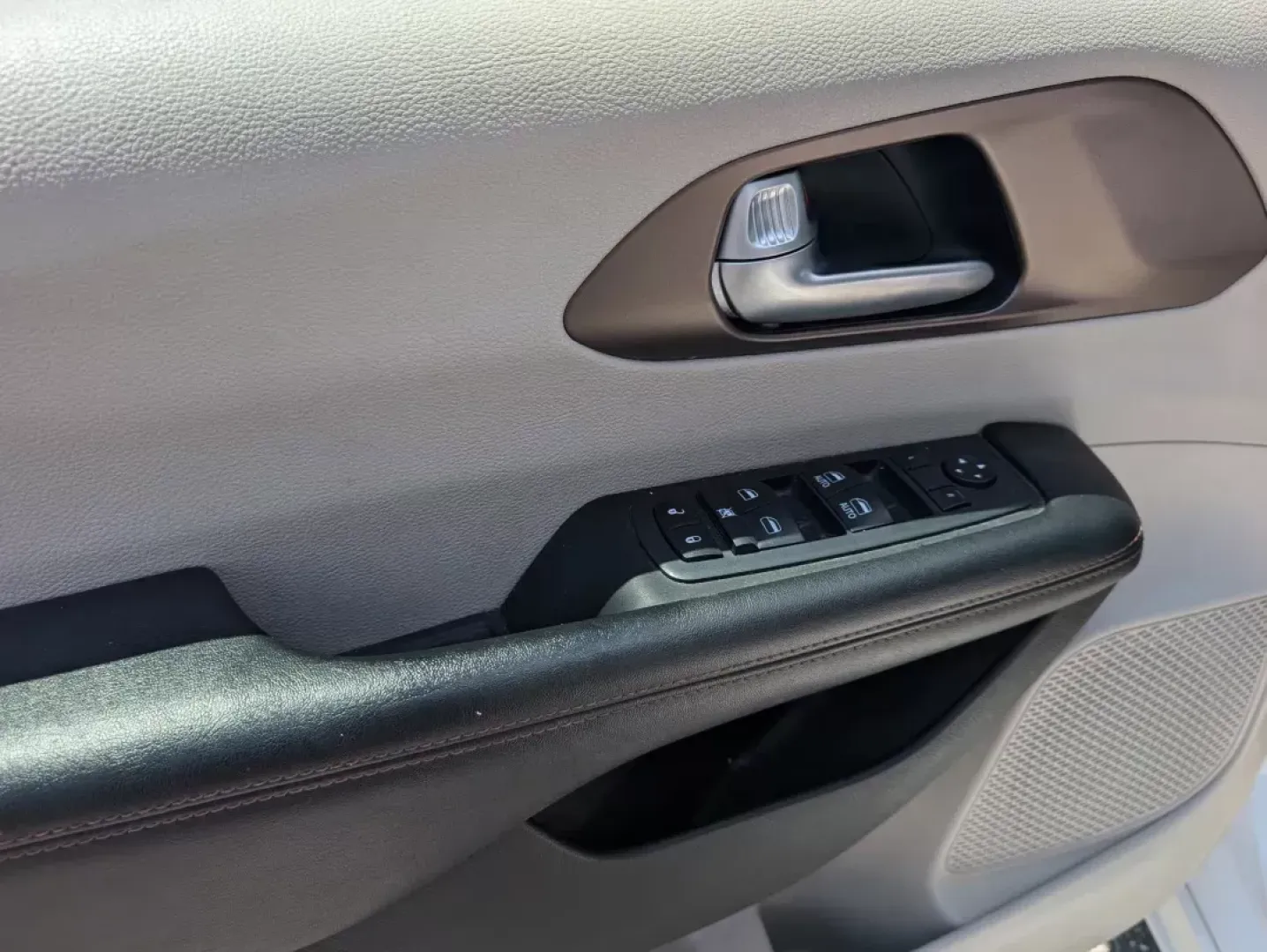 2018 /Black/Alloy Chrysler Pacifica Touring L (2C4RC1BG6JR) with an Regular Unleaded V-6 3.6 L/220 engine, 9-Speed Automatic w/OD transmission, located at 1430 Gateway Drive, Opelika, AL, 36801, (334) 239-0944, 32.637871, -85.409790 - **Experience the Ultimate Family Adventure in a 2018 Chrysler Pacifica!**<br /> <br /> Discover the ideal vehicle for family road trips and everyday adventures at Gils Auto - Opelika! Located conveniently in Opelika, AL, at 1430 Gateway Drive, our Buy Here Pay Here dealership offers guaranteed appro - Photo#8