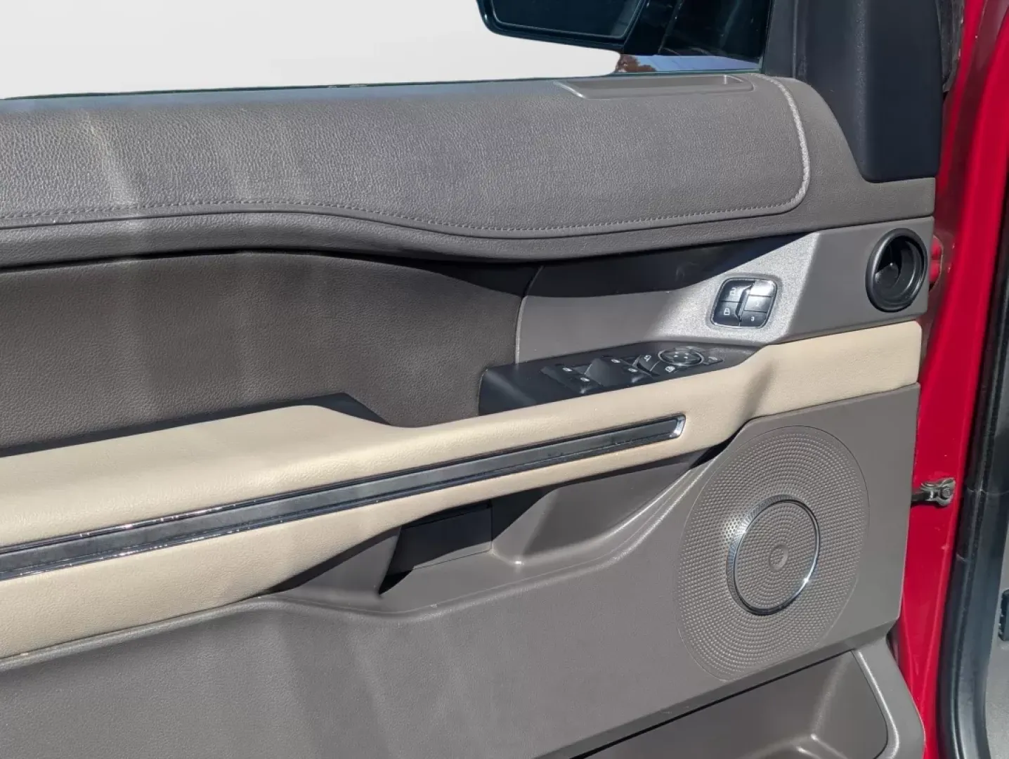 2018 Ford Expedition XLT (1FMJU1HT9JE) with an Other engine, located at 3959 U.S. 80 W, Phenix City, AL, 36870, (334) 297-4885, 32.469296, -85.135185 - **Experience Adventure and Comfort with the 2018 Ford Expedition XLT!** <br /> <br /> If you're embarking on family road trips or need a reliable vehicle for your daily commute, the 2018 Ford Expedition XLT is the perfect fit for your lifestyle. This spacious SUV offers the ideal blend of comfort, - Photo#8