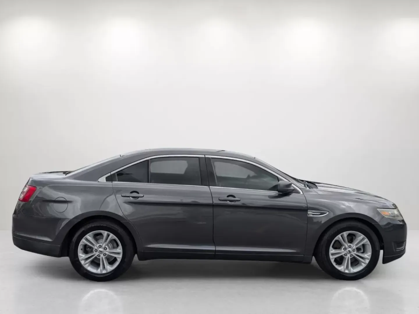 2018 Ford Taurus SE (1FAHP2D87JG) with an Other engine, located at 7000 Northlake Connector, Columbus, GA, 31904, (706) 987-8085, 32.524975, -84.978134 - **Discover Your Next Adventure with the 2018 Ford Taurus SE Perfect for Life in Opelika!**<br /> <br /> Are you ready to elevate your daily commutes, family outings, or weekend getaways? Look no further than this stylish and reliable 2018 Ford Taurus SE, available at Gils Auto in Opelika, AL. With - Photo#5