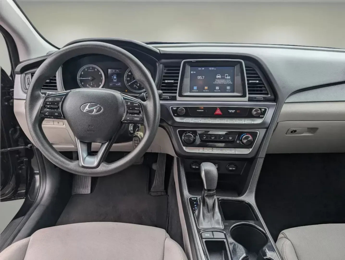 2018 /Gray Hyundai Sonata SE (5NPE24AF2JH) with an Other engine, located at 1430 Gateway Drive, Opelika, AL, 36801, (334) 239-0944, 32.637871, -85.409790 - 2018 Hyundai Sonata SE - Photo#11