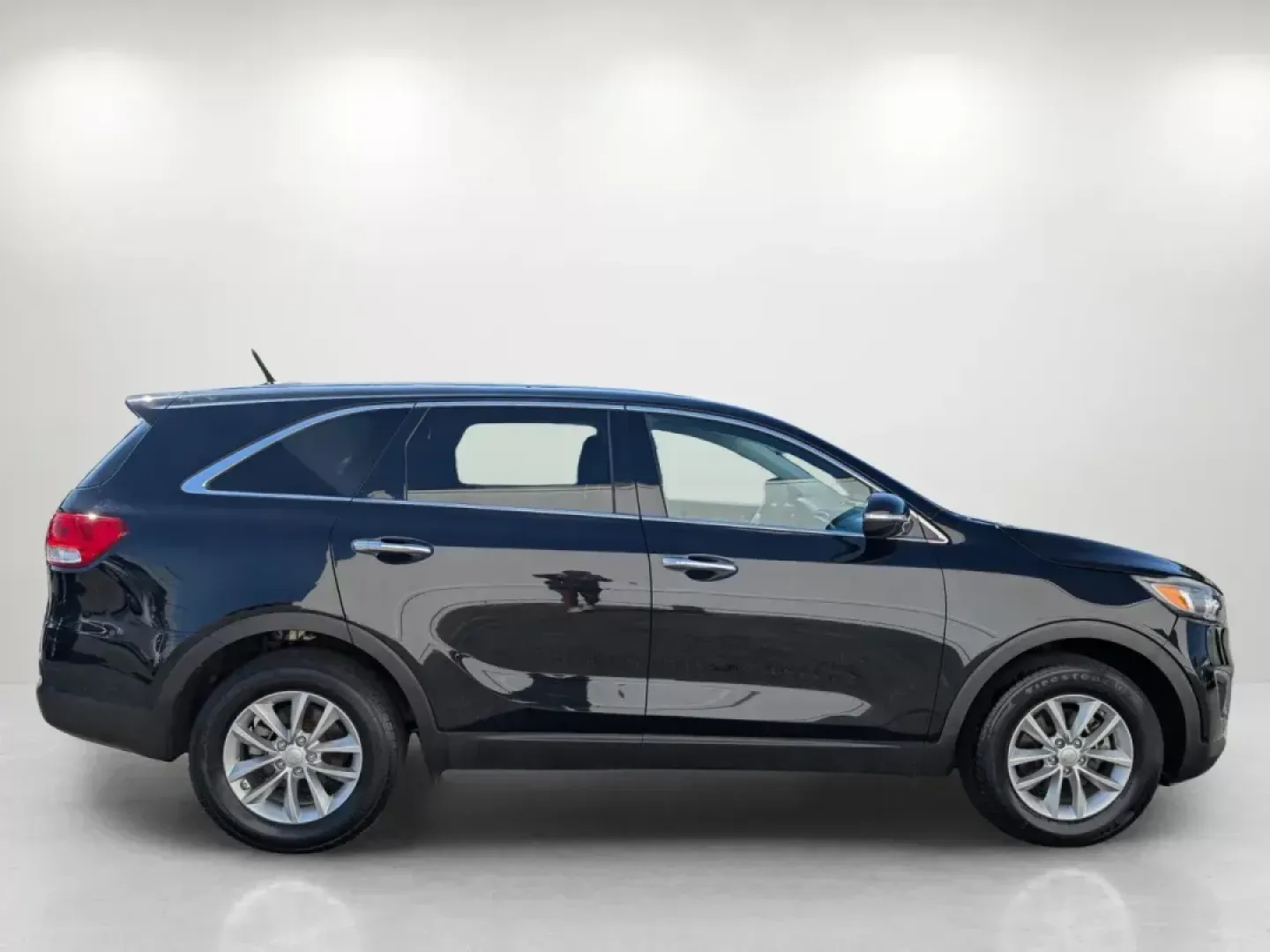 2018 /Satin Black Kia Sorento L (5XYPG4A38JG) with an Regular Unleaded I-4 2.4 L/144 engine, 6-Speed Automatic w/OD transmission, located at 1430 Gateway Drive, Opelika, AL, 36801, (334) 239-0944, 32.637871, -85.409790 - Looking for the perfect vehicle to elevate your family adventures or enhance your daily commute? Look no further! The 2018 Kia Sorento L, available now at Gils Auto in Opelika, AL, is designed with comfort, versatility, and safety in mind. Whether you're navigating the urban streets of Opelika or he - Photo#3