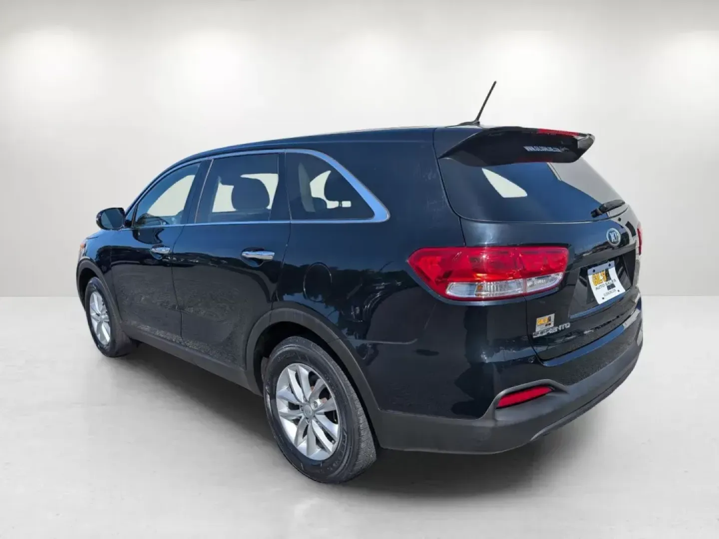 2018 /Satin Black Kia Sorento L (5XYPG4A38JG) with an Regular Unleaded I-4 2.4 L/144 engine, 6-Speed Automatic w/OD transmission, located at 1430 Gateway Drive, Opelika, AL, 36801, (334) 239-0944, 32.637871, -85.409790 - Looking for the perfect vehicle to elevate your family adventures or enhance your daily commute? Look no further! The 2018 Kia Sorento L, available now at Gils Auto in Opelika, AL, is designed with comfort, versatility, and safety in mind. Whether you're navigating the urban streets of Opelika or he - Photo#6