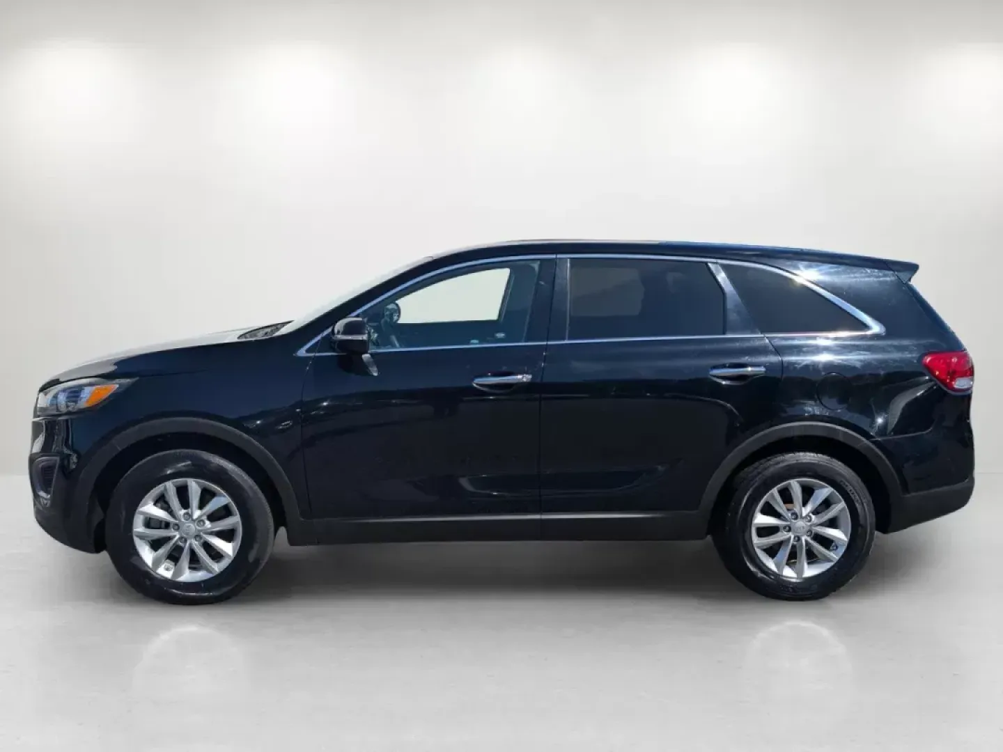 2018 /Satin Black Kia Sorento L (5XYPG4A38JG) with an Regular Unleaded I-4 2.4 L/144 engine, 6-Speed Automatic w/OD transmission, located at 1430 Gateway Drive, Opelika, AL, 36801, (334) 239-0944, 32.637871, -85.409790 - Looking for the perfect vehicle to elevate your family adventures or enhance your daily commute? Look no further! The 2018 Kia Sorento L, available now at Gils Auto in Opelika, AL, is designed with comfort, versatility, and safety in mind. Whether you're navigating the urban streets of Opelika or he - Photo#7