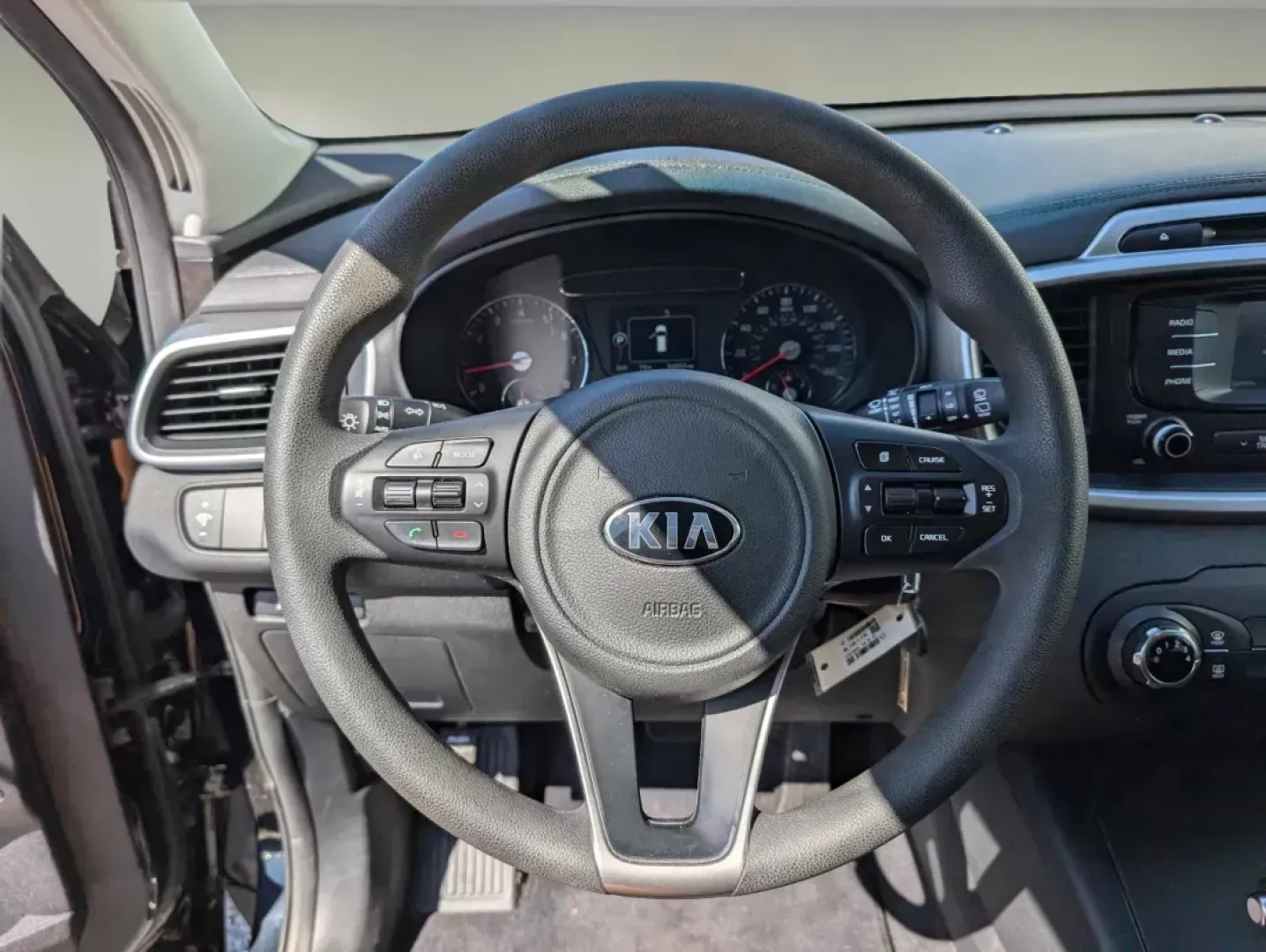 2018 /Satin Black Kia Sorento L (5XYPG4A38JG) with an Regular Unleaded I-4 2.4 L/144 engine, 6-Speed Automatic w/OD transmission, located at 1430 Gateway Drive, Opelika, AL, 36801, (334) 239-0944, 32.637871, -85.409790 - Looking for the perfect vehicle to elevate your family adventures or enhance your daily commute? Look no further! The 2018 Kia Sorento L, available now at Gils Auto in Opelika, AL, is designed with comfort, versatility, and safety in mind. Whether you're navigating the urban streets of Opelika or he - Photo#15