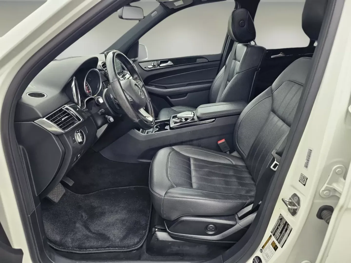 2018 /Black Mercedes-Benz GLE GLE 350 (4JGDA5JB6JB) with an Other engine, located at 7000 Northlake Connector, Columbus, GA, 31904, (706) 987-8085, 32.524975, -84.978134 - **Experience the Luxury of Driving with the 2018 Mercedes-Benz GLE 350: Perfect for Adventurers and Families Alike!**<br /> <br /> Ready to elevate your driving experience? The 2018 Mercedes-Benz GLE 350, available at Gils Auto in Phenix City, AL, is the quintessential SUV for those who seek a blend - Photo#9