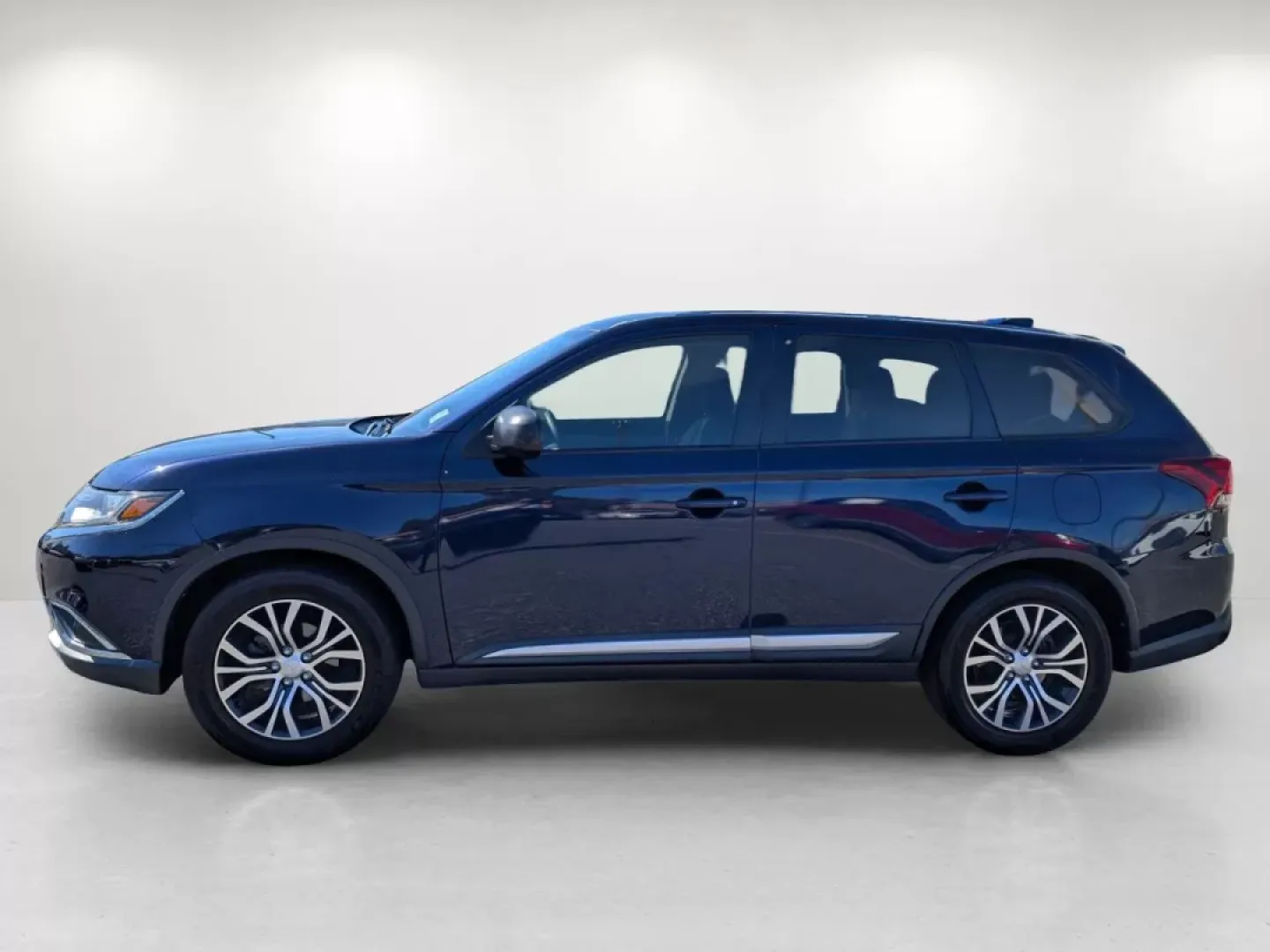 2018 Mitsubishi Outlander ES (JA4AD2A33JZ) with an Other engine, located at 1430 Gateway Drive, Opelika, AL, 36801, (334) 239-0944, 32.637871, -85.409790 - Are you ready for your next adventure? Look no further than this striking 2018 Mitsubishi Outlander ES, perfect for families on the go, weekend warriors, or anyone seeking a versatile and reliable SUV. With its spacious interior and advanced tech features, the Outlander is designed to enhance your l - Photo#7