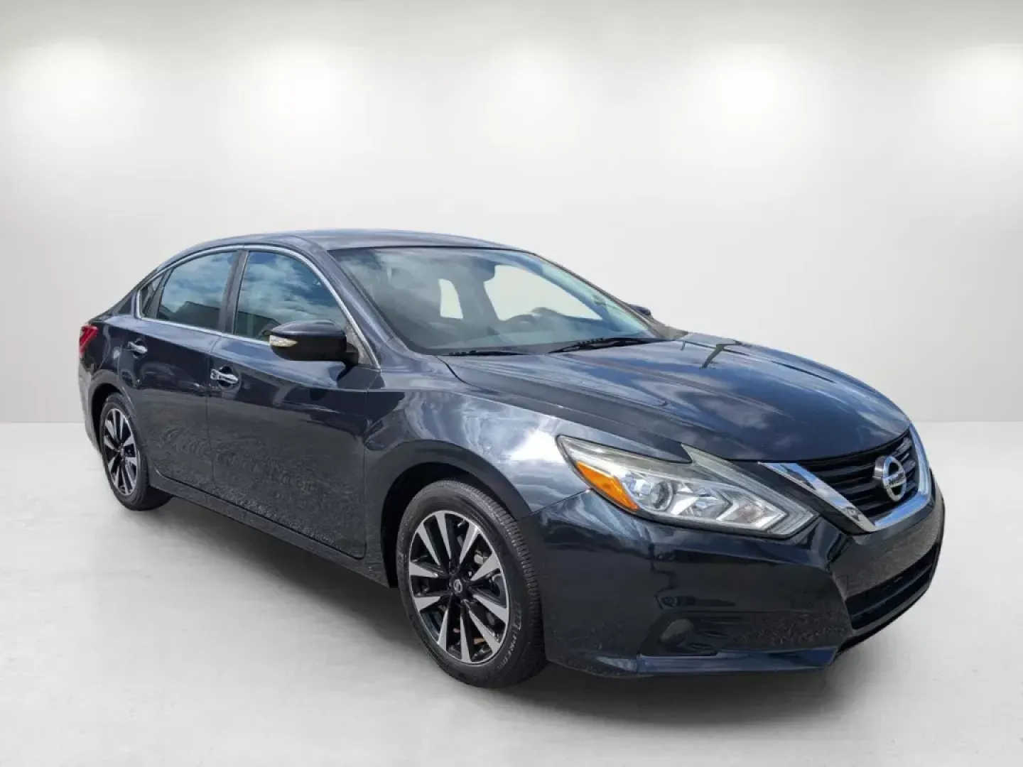 2018 /Charcoal Nissan Altima 2.5 SL (1N4AL3APXJC) with an Other engine, located at 1430 Gateway Drive, Opelika, AL, 36801, (334) 239-0944, 32.637871, -85.409790 - **Experience the Ultimate Blend of Comfort and Style with the 2018 Nissan Altima 2.5 SL at Gils Auto - Opelika, AL**<br /> <br /> Are you ready to elevate your daily commute or embark on weekend getaways in style? The 2018 Nissan Altima 2.5 SL is the perfect companion, seamlessly combining sophistic - Photo#2