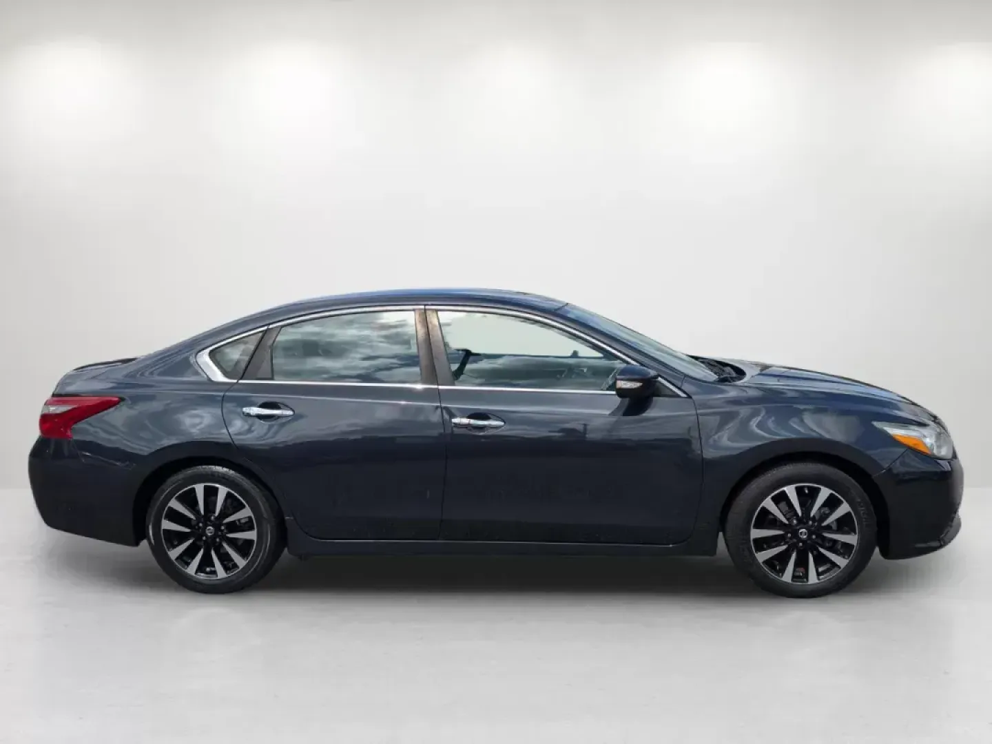 2018 /Charcoal Nissan Altima 2.5 SL (1N4AL3APXJC) with an Other engine, located at 1430 Gateway Drive, Opelika, AL, 36801, (334) 239-0944, 32.637871, -85.409790 - **Experience the Ultimate Blend of Comfort and Style with the 2018 Nissan Altima 2.5 SL at Gils Auto - Opelika, AL**<br /> <br /> Are you ready to elevate your daily commute or embark on weekend getaways in style? The 2018 Nissan Altima 2.5 SL is the perfect companion, seamlessly combining sophistic - Photo#3