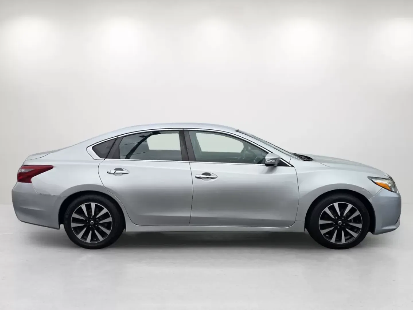 2018 /Charcoal Nissan Altima 2.5 SL (1N4AL3AP4JC) with an Other engine, located at 1430 Gateway Drive, Opelika, AL, 36801, (334) 239-0944, 32.637871, -85.409790 - ### Discover the 2018 Nissan Altima 2.5 SL Your Perfect Commuter Companion!<br /> <br /> Are you searching for a reliable vehicle that seamlessly fits into your busy lifestyle? Look no further than this stunning 2018 Nissan Altima 2.5 SL, now available at Gils Auto in Phenix City, AL! This sedan is - Photo#3