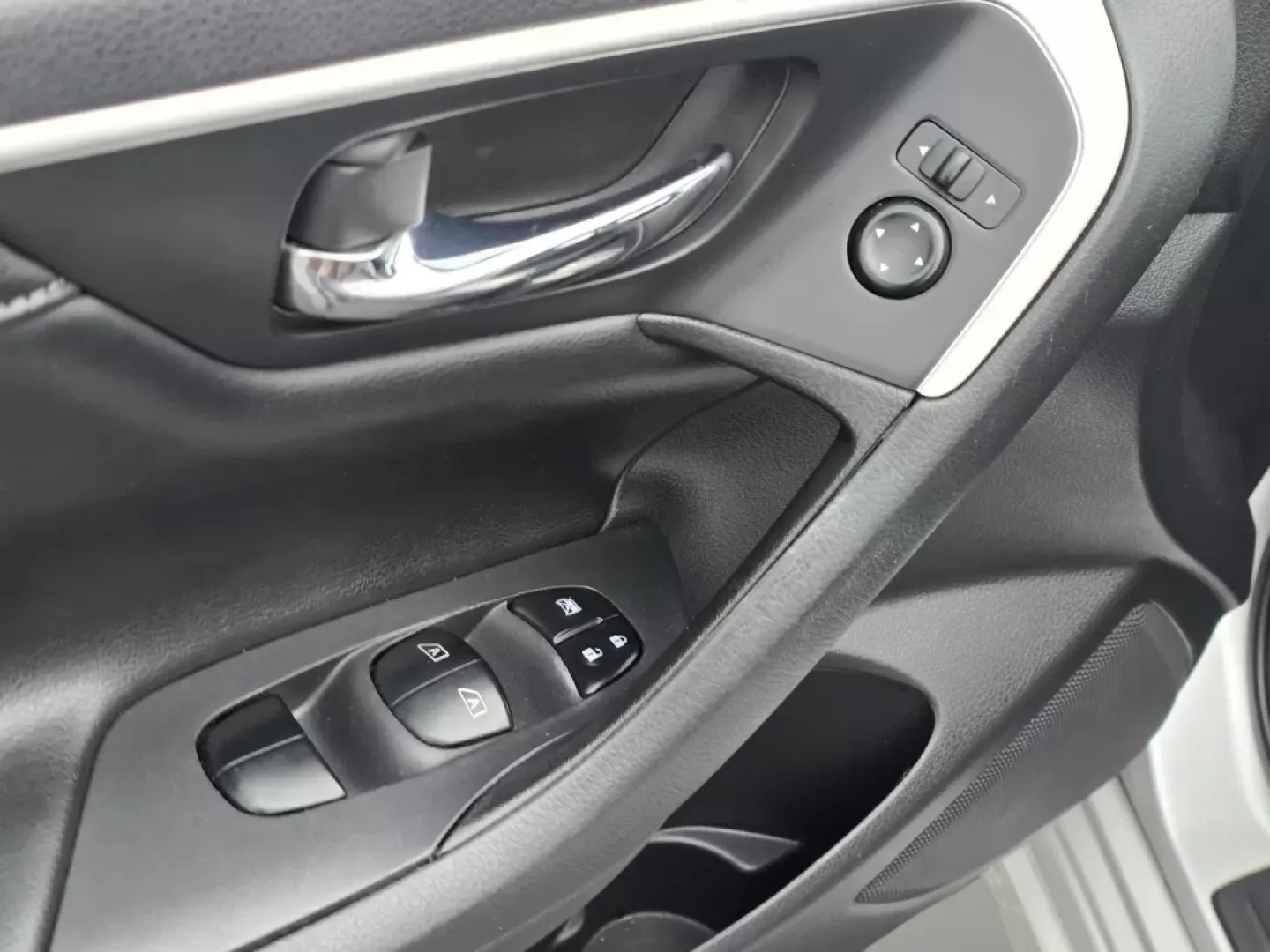 2018 /Charcoal Nissan Altima 2.5 SL (1N4AL3AP4JC) with an Other engine, located at 1430 Gateway Drive, Opelika, AL, 36801, (334) 239-0944, 32.637871, -85.409790 - ### Discover the 2018 Nissan Altima 2.5 SL Your Perfect Commuter Companion!<br /> <br /> Are you searching for a reliable vehicle that seamlessly fits into your busy lifestyle? Look no further than this stunning 2018 Nissan Altima 2.5 SL, now available at Gils Auto in Phenix City, AL! This sedan is - Photo#9