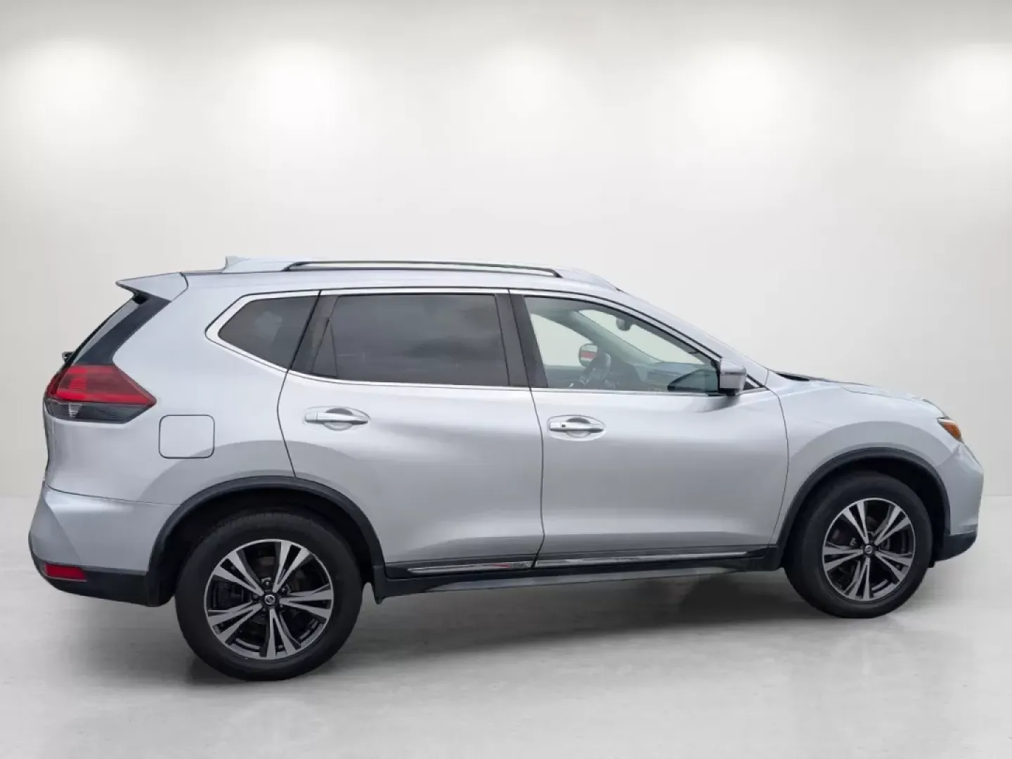 2018 /Charcoal Nissan Rogue SL (JN8AT2MV4JW) with an Other engine, located at 5115 14th Ave., Columbus, GA, 31904, (706) 323-0345, 32.511494, -84.971046 - ### Discover Your Next Adventure with the 2018 Nissan Rogue SL at Gils Auto in Phenix City, AL!<br /> <br /> Are you searching for a reliable SUV that effortlessly accommodates your busy lifestyle? Look no further than this stunning 2018 Nissan Rogue SL, available exclusively at Gils Auto. Located a - Photo#3