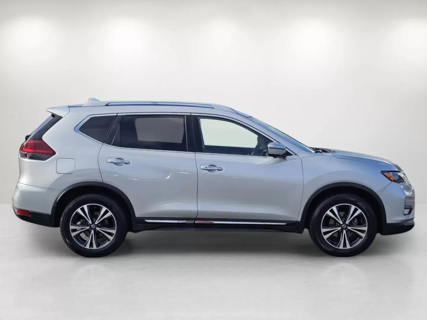 2018 /Charcoal Nissan Rogue SL (JN8AT2MTXJW) with an Other engine, located at 804 22nd Ave, Phenix City, AL, 36870, (334) 297-1860, 32.484749, -85.024475 - Elevate your daily driving experience with the stunning 2018 Nissan Rogue SL, a versatile SUV designed for those who prioritize both style and functionality. Whether you're a growing family seeking ample space, a commuter craving comfort during long drives, or an adventurer looking for reliability o - Photo#3