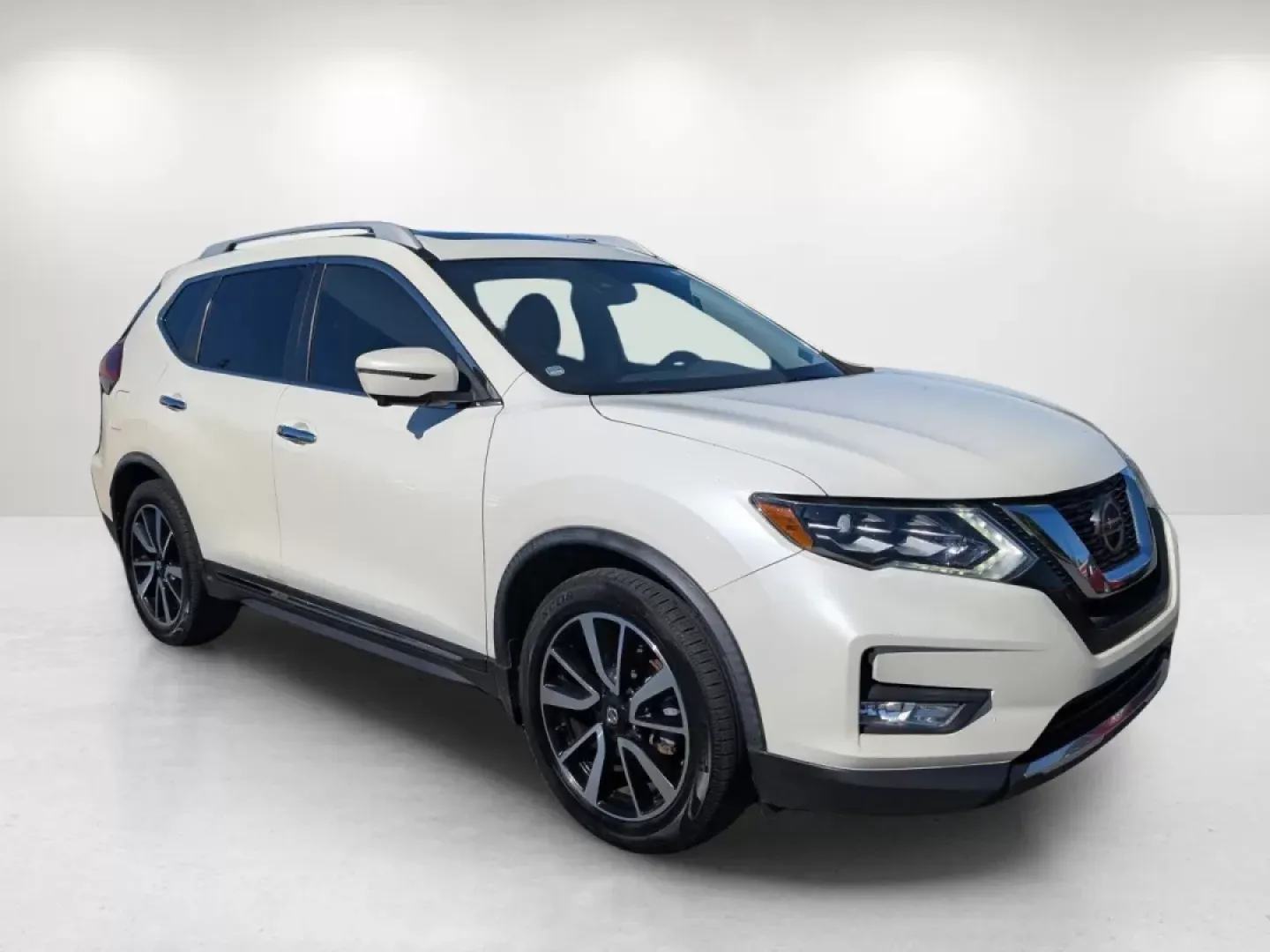 2018 /Platinum Nissan Rogue SL (JN8AT2MTXJW) with an Other engine, located at 1430 Gateway Drive, Opelika, AL, 36801, (334) 239-0944, 32.637871, -85.409790 - **Discover Your Next Adventure with the 2018 Nissan Rogue SL at Gils Auto!**<br /> <br /> Are you ready to elevate your daily commute or embark on weekend adventures with friends and family? Look no further than this stunning 2018 Nissan Rogue SL, available now at Gils Auto, your premier Buy Here Pa - Photo#2