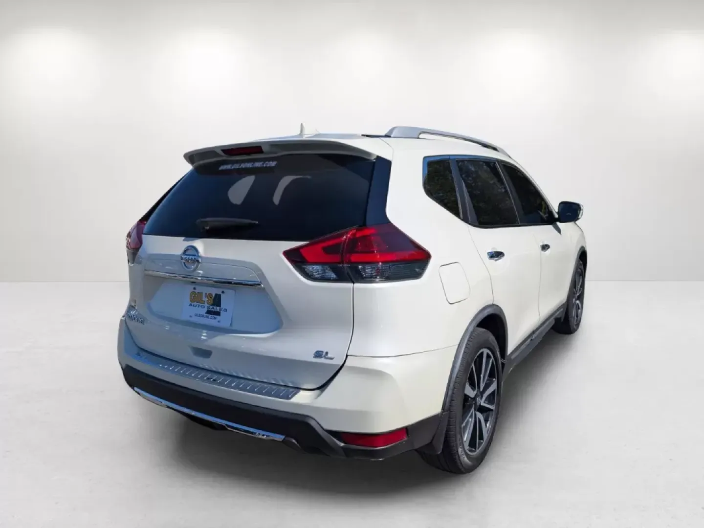 2018 /Platinum Nissan Rogue SL (JN8AT2MTXJW) with an Other engine, located at 1430 Gateway Drive, Opelika, AL, 36801, (334) 239-0944, 32.637871, -85.409790 - **Discover Your Next Adventure with the 2018 Nissan Rogue SL at Gils Auto!**<br /> <br /> Are you ready to elevate your daily commute or embark on weekend adventures with friends and family? Look no further than this stunning 2018 Nissan Rogue SL, available now at Gils Auto, your premier Buy Here Pa - Photo#4