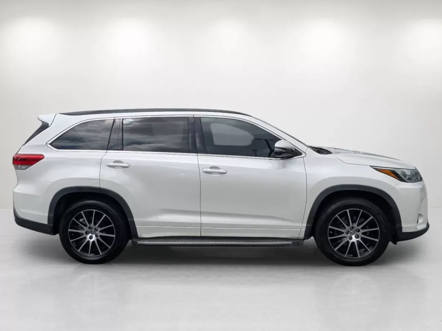 2018 Toyota Highlander (5TDKZRFH0JS) with an Other engine, located at 1430 Gateway Drive, Opelika, AL, 36801, (334) 239-0944, 32.637871, -85.409790 - **Experience Unmatched Versatility with the 2018 Toyota Highlander at Gils Auto - Your Buy Here Pay Here Dealership in Phenix City, AL!**<br /> <br /> Are you ready to elevate your family adventures, daily commutes, or weekend getaways? Meet the 2018 Toyota Highlander, the perfect blend of comfort, - Photo#4