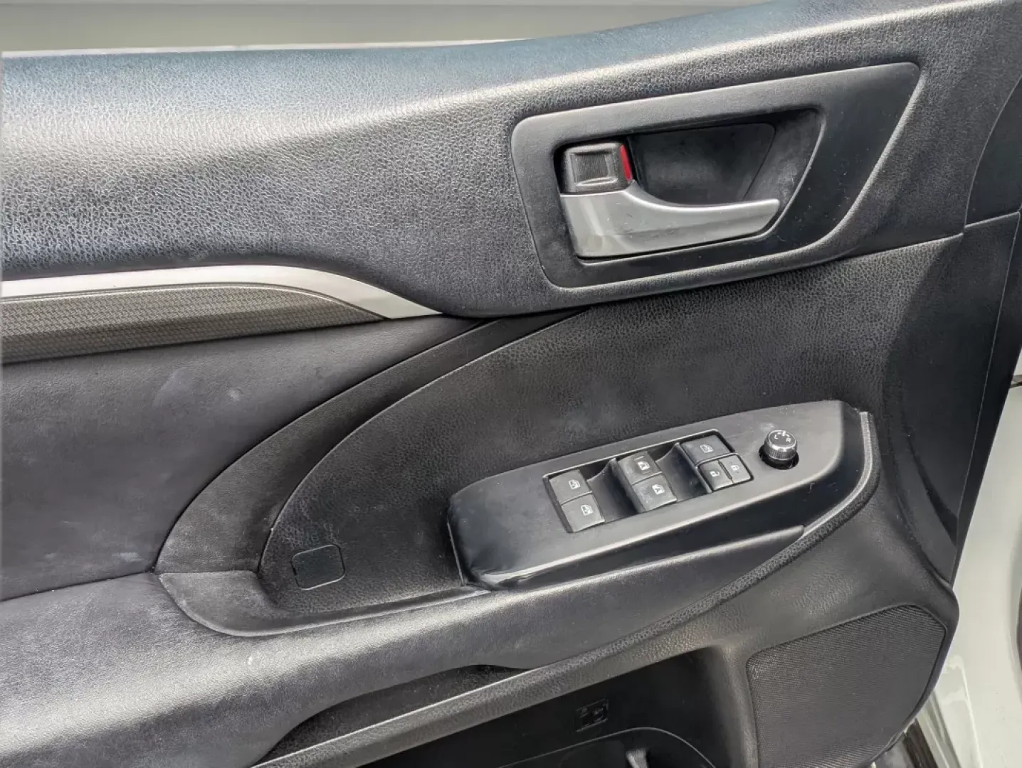 2018 Toyota Highlander (5TDKZRFH0JS) with an Other engine, located at 1430 Gateway Drive, Opelika, AL, 36801, (334) 239-0944, 32.637871, -85.409790 - **Experience Unmatched Versatility with the 2018 Toyota Highlander at Gils Auto - Your Buy Here Pay Here Dealership in Phenix City, AL!**<br /> <br /> Are you ready to elevate your family adventures, daily commutes, or weekend getaways? Meet the 2018 Toyota Highlander, the perfect blend of comfort, - Photo#9