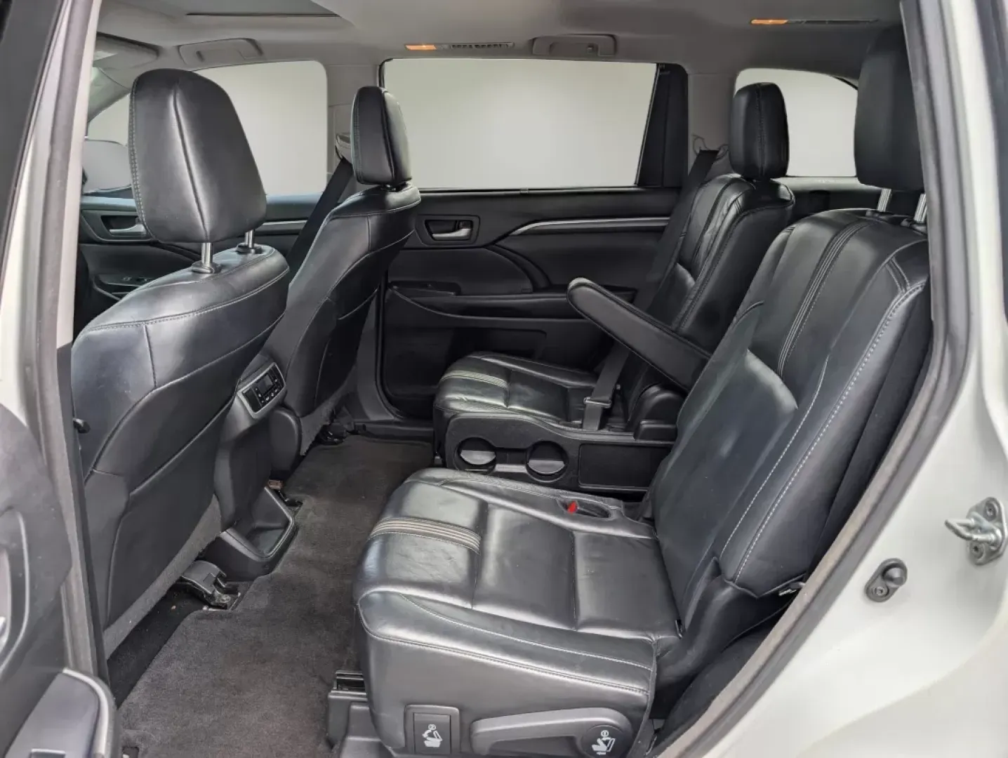 2018 Toyota Highlander (5TDKZRFH0JS) with an Other engine, located at 1430 Gateway Drive, Opelika, AL, 36801, (334) 239-0944, 32.637871, -85.409790 - **Experience Unmatched Versatility with the 2018 Toyota Highlander at Gils Auto - Your Buy Here Pay Here Dealership in Phenix City, AL!**<br /> <br /> Are you ready to elevate your family adventures, daily commutes, or weekend getaways? Meet the 2018 Toyota Highlander, the perfect blend of comfort, - Photo#11