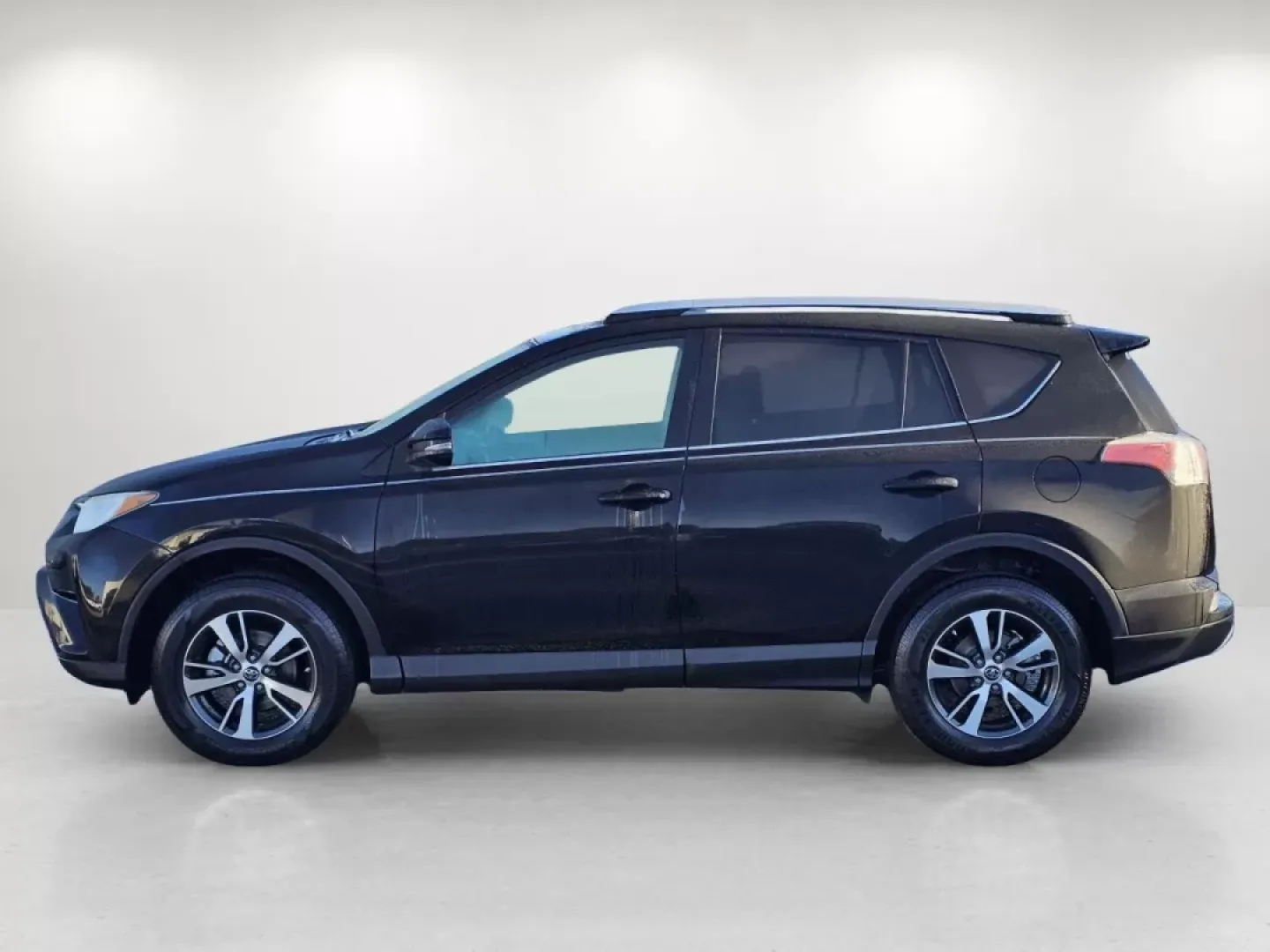 2018 Toyota RAV4 XLE (2T3RFREV3JW) with an Other engine, located at 3959 U.S. 80 W, Phenix City, AL, 36870, (334) 297-4885, 32.469296, -85.135185 - **Discover Adventure with the 2018 Toyota RAV4 Your Perfect SUV for Family Road Trips and Daily Commutes!**<br /> <br /> Are you ready to embrace freedom and adventure while ensuring safety and comfort for your family? Look no further than this stunning 2018 Toyota RAV4, available at Gils Auto in P - Photo#7