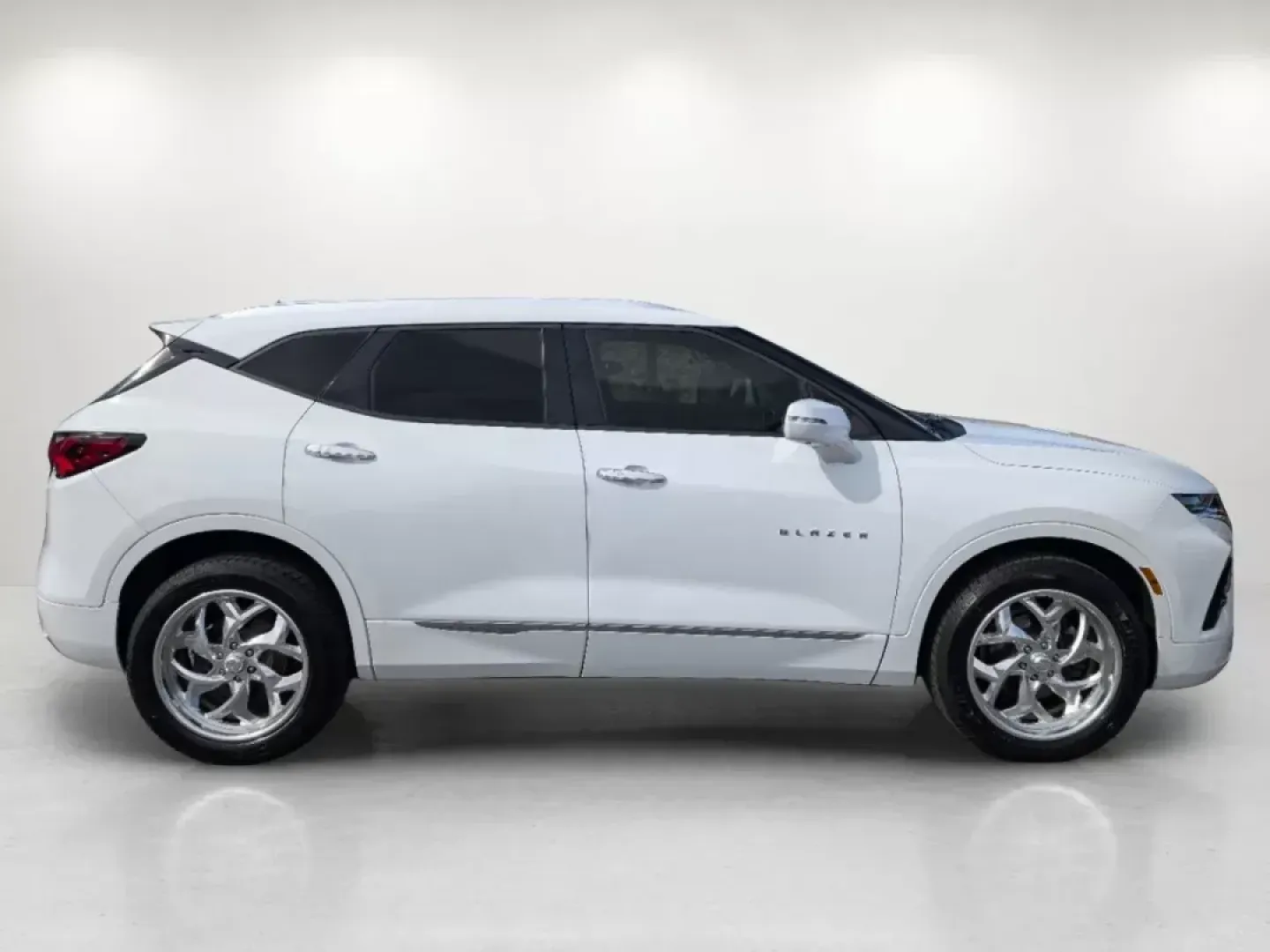 2019 /Jet Black/Maple Sugar Chevrolet Blazer Premier (3GNKBFRS2KS) with an Gas V6 3.6L/ engine, 9-Speed Automatic transmission, located at 1430 Gateway Drive, Opelika, AL, 36801, (334) 239-0944, 32.637871, -85.409790 - Are you dreaming of the perfect SUV for family outings or weekend adventures? Look no further! Gils Auto in Opelika, AL, is thrilled to present this stunning 2019 Chevrolet Blazer Premier, designed for those who appreciate style, comfort, and advanced safety features. With its impressive blend of pe - Photo#4