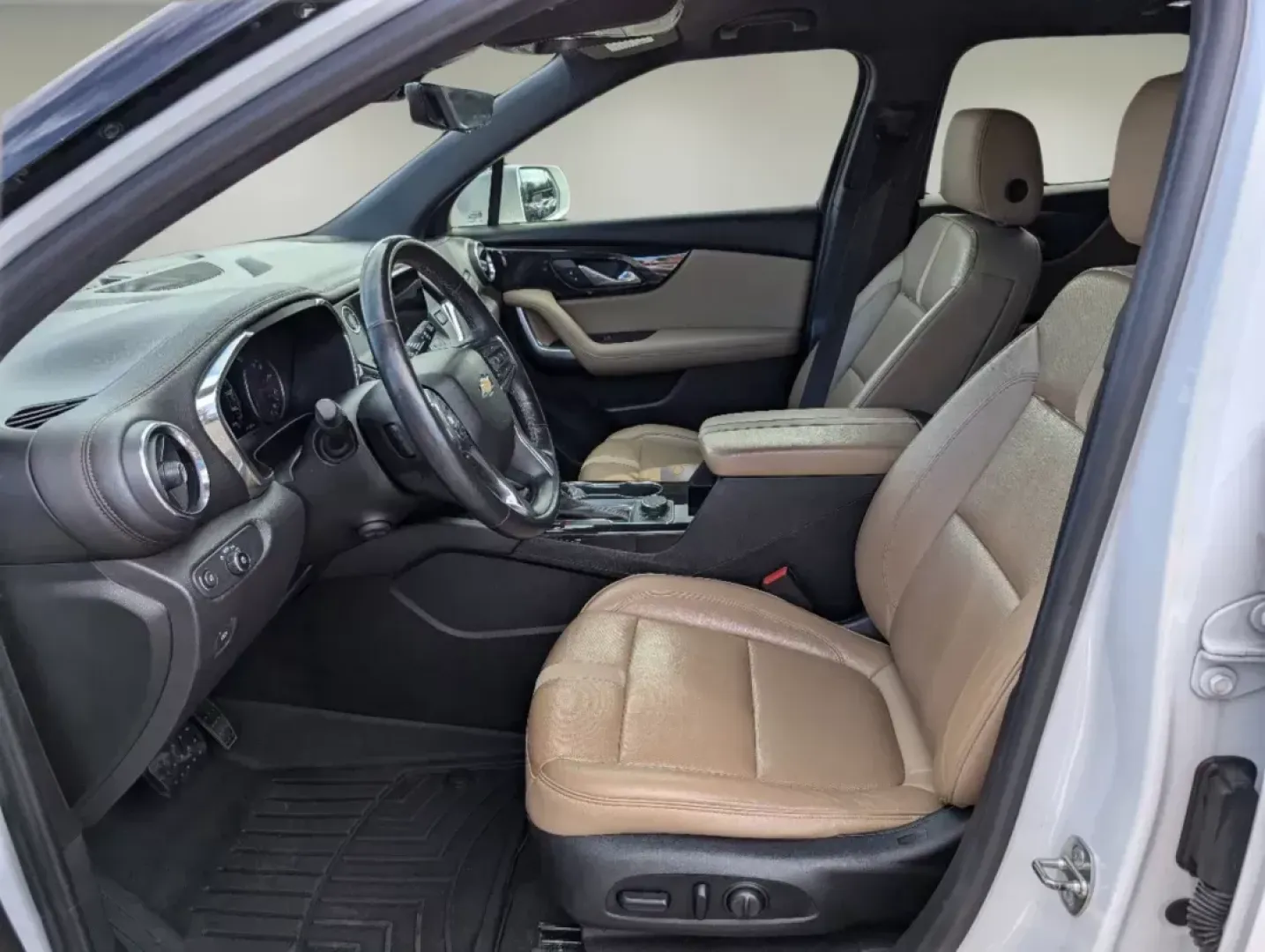 2019 /Jet Black/Maple Sugar Chevrolet Blazer Premier (3GNKBFRS2KS) with an Gas V6 3.6L/ engine, 9-Speed Automatic transmission, located at 1430 Gateway Drive, Opelika, AL, 36801, (334) 239-0944, 32.637871, -85.409790 - Are you dreaming of the perfect SUV for family outings or weekend adventures? Look no further! Gils Auto in Opelika, AL, is thrilled to present this stunning 2019 Chevrolet Blazer Premier, designed for those who appreciate style, comfort, and advanced safety features. With its impressive blend of pe - Photo#10